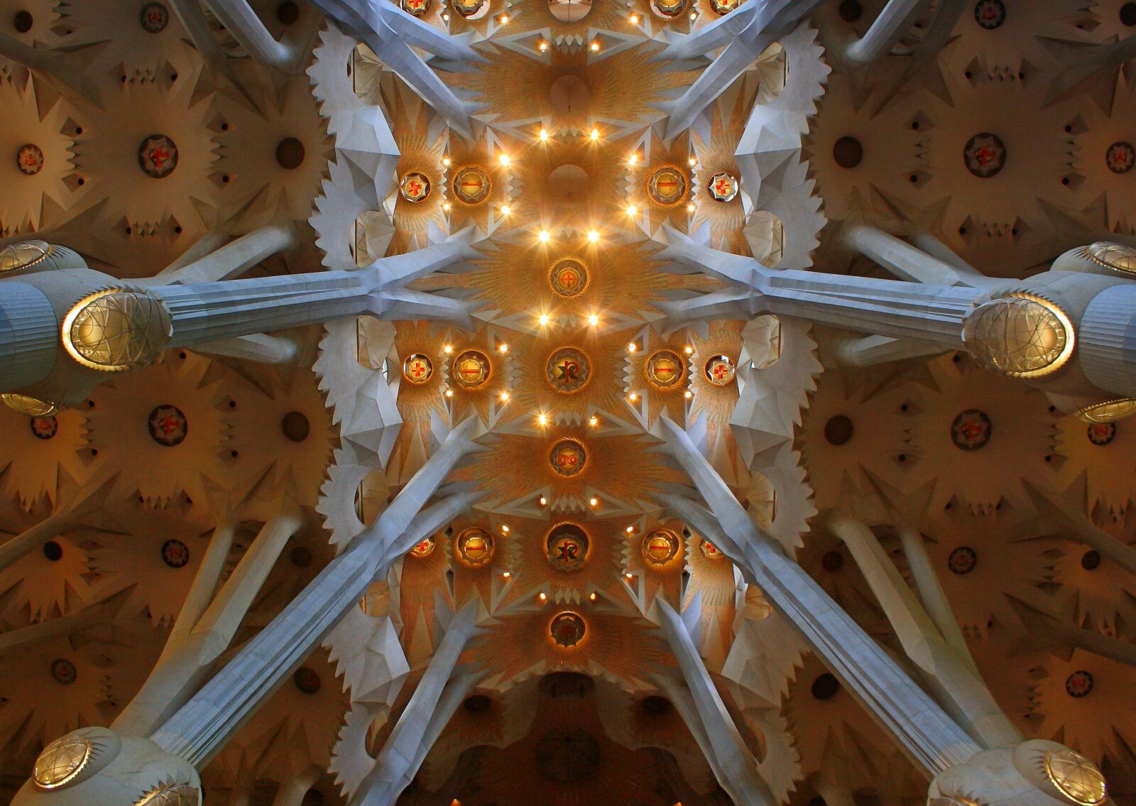 Canon EOS 1000D (EOS Digital Rebel XS / EOS Kiss F) sample photo. Basilica, church, blanket photography