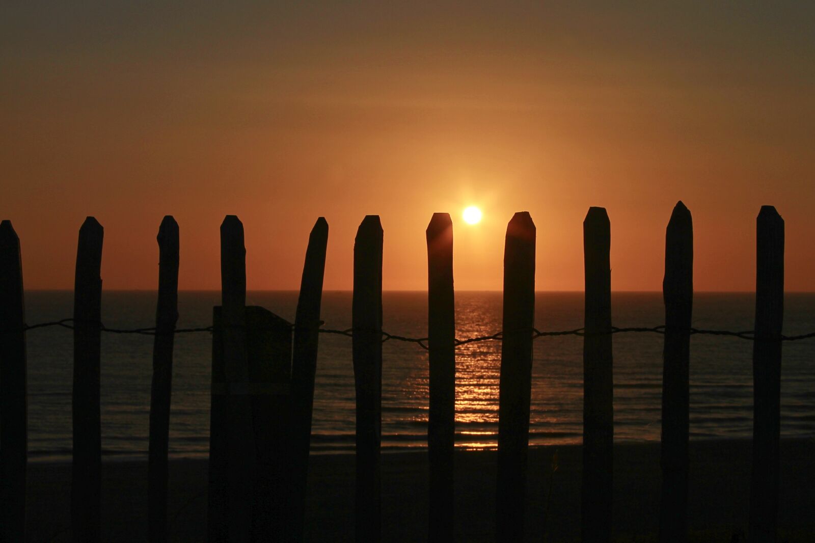 Canon EOS 1100D (EOS Rebel T3 / EOS Kiss X50) sample photo. Sea, fence, fence post photography