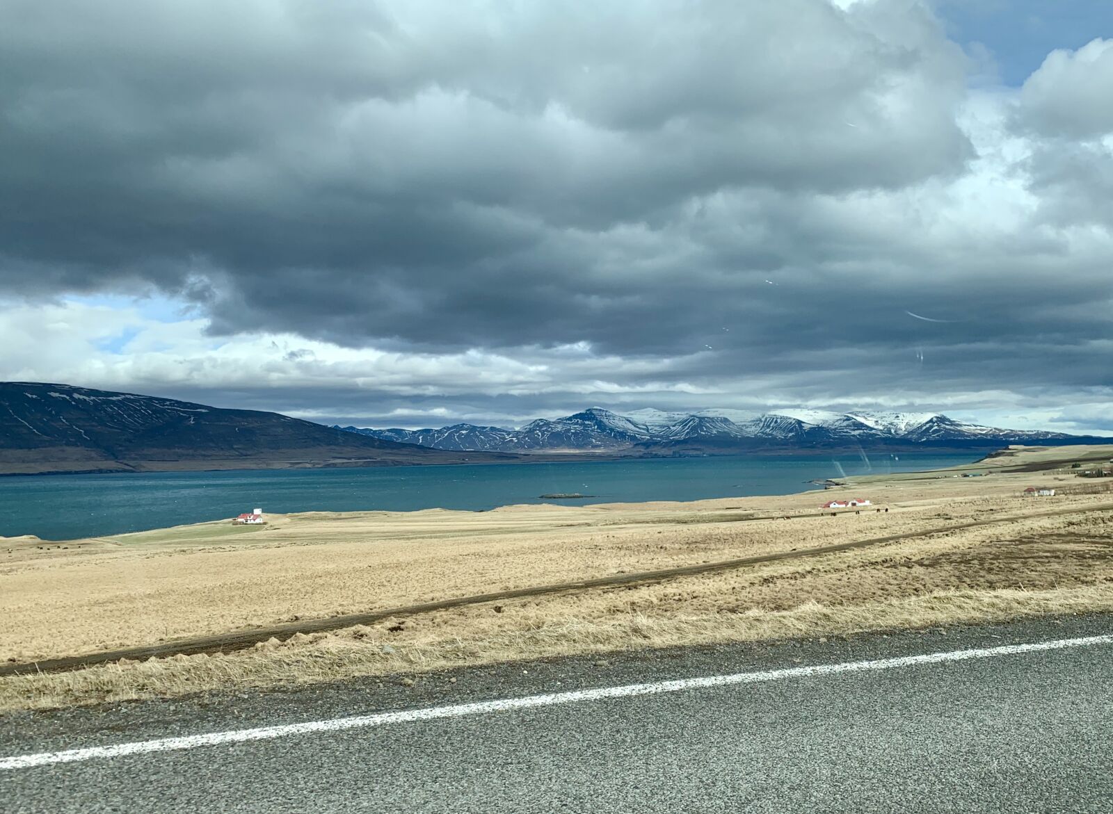 iPhone XS back dual camera 4.25mm f/1.8 sample photo. Iceland, bay, cliff photography