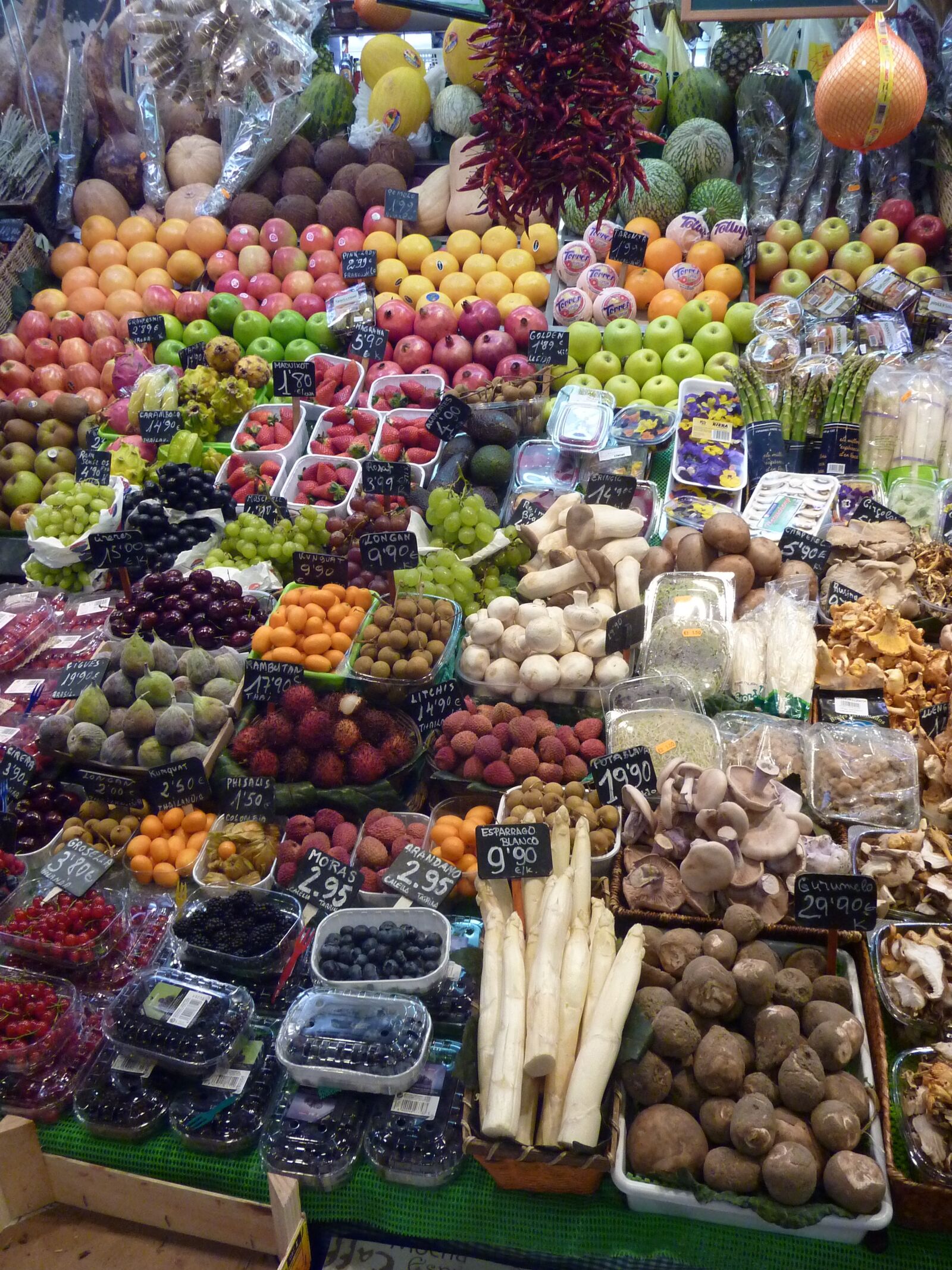 Panasonic DMC-TZ7 sample photo. Vegetables, market, fruit photography