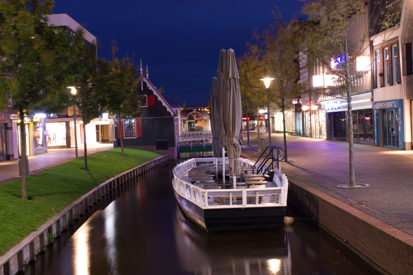 Canon EOS 1100D (EOS Rebel T3 / EOS Kiss X50) sample photo. Amsterdam, bar, boat, canals photography