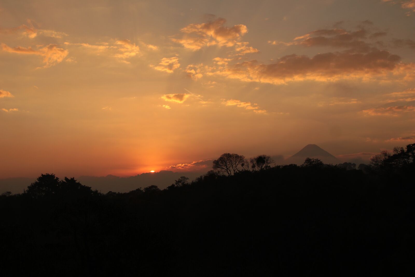 Canon EOS 700D (EOS Rebel T5i / EOS Kiss X7i) sample photo. Down, sunset, volcano photography