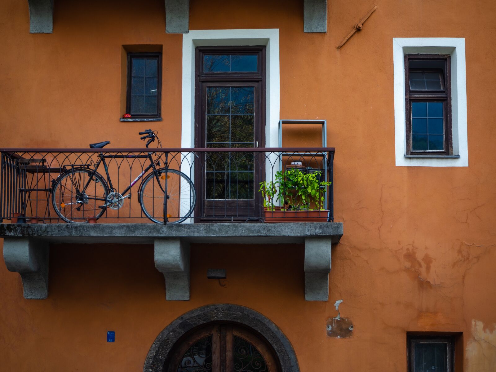Olympus OM-D E-M10 II sample photo. Balcony, hauswand, bike photography