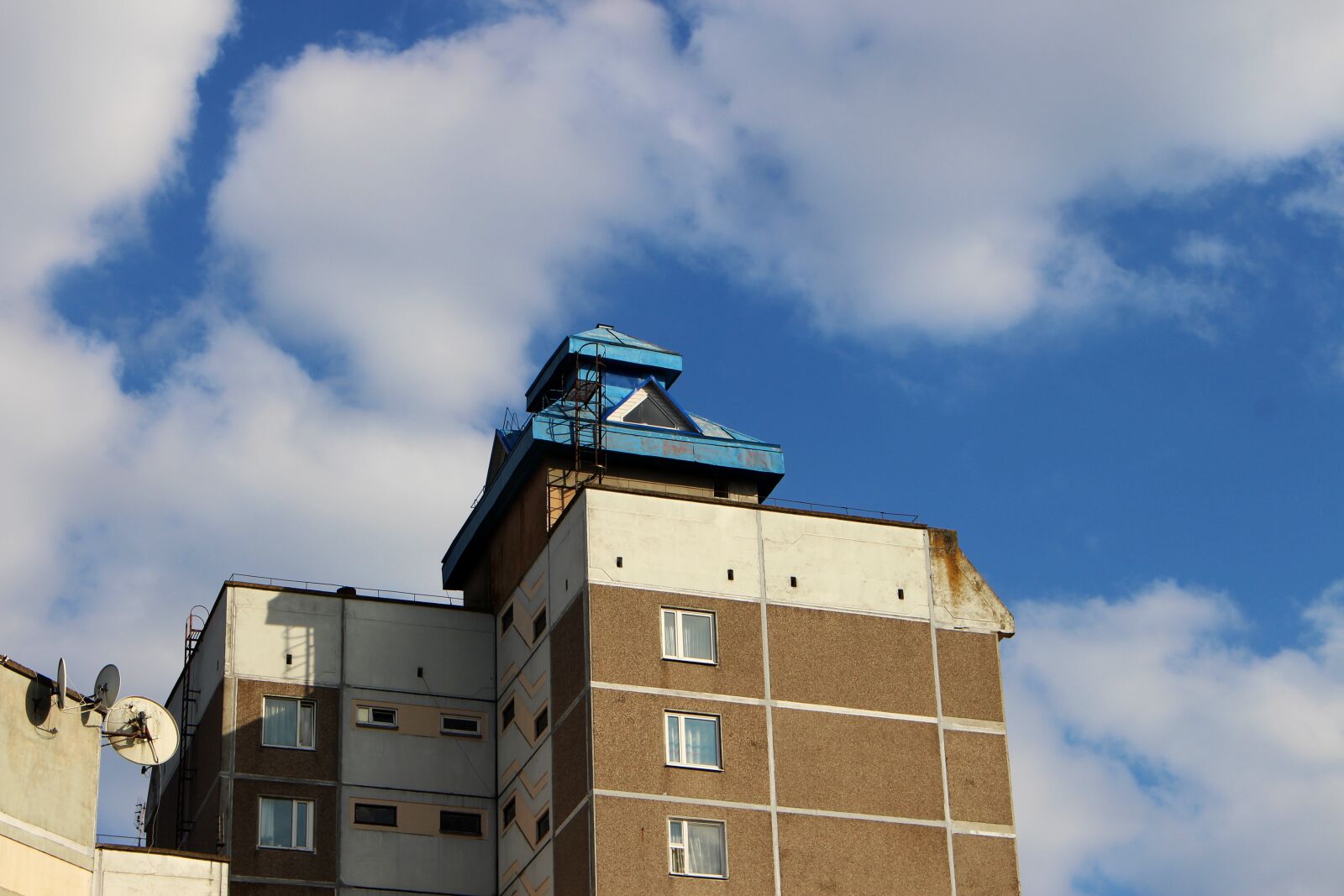 Canon EOS 700D (EOS Rebel T5i / EOS Kiss X7i) sample photo. House, roof, city photography