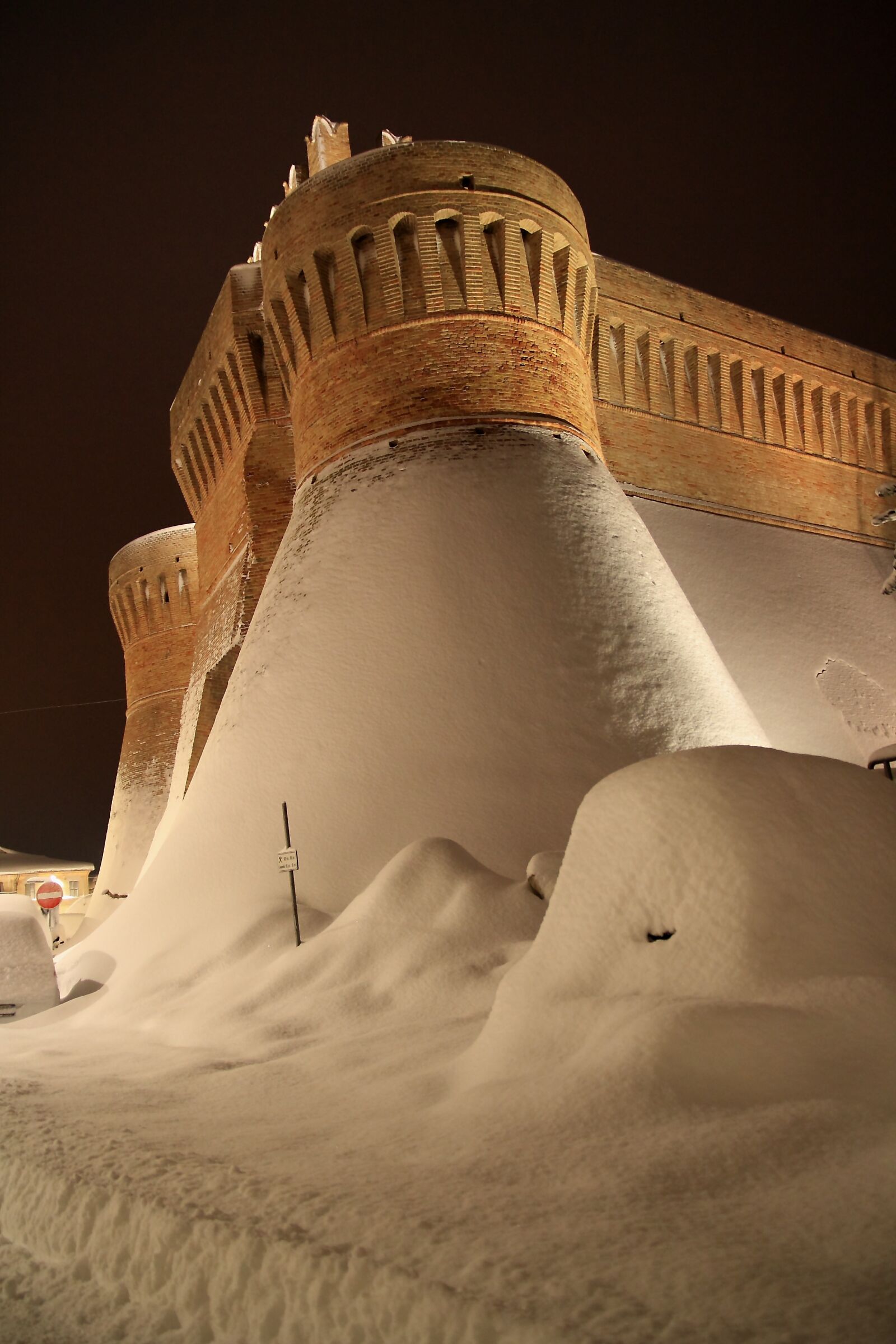 Canon EOS 1000D (EOS Digital Rebel XS / EOS Kiss F) sample photo. Urbisaglia, snow, rocca photography
