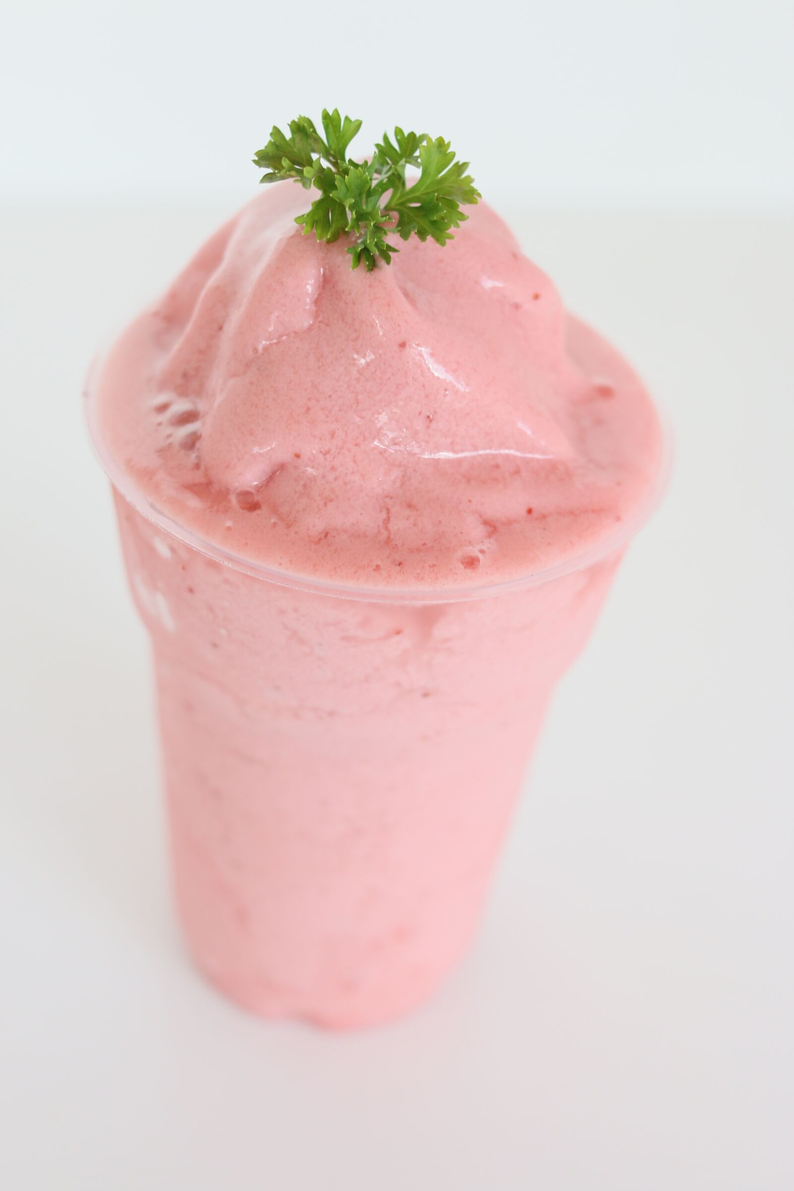 Canon EOS 70D + Canon EF 40mm F2.8 STM sample photo. Strawberry, smooties, sweet photography