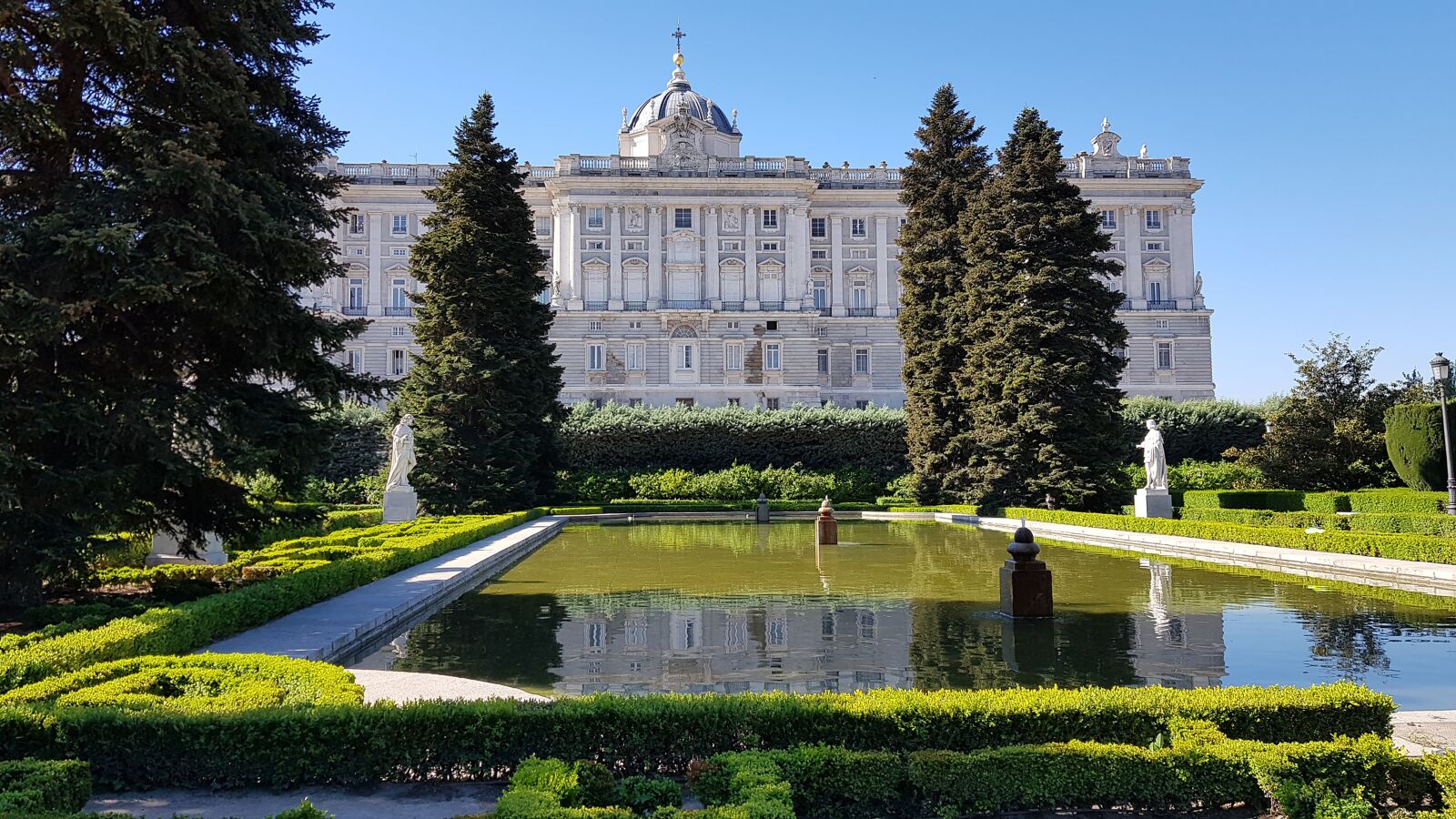 Samsung Galaxy S8 sample photo. Royal palace, madrid, reflecting photography