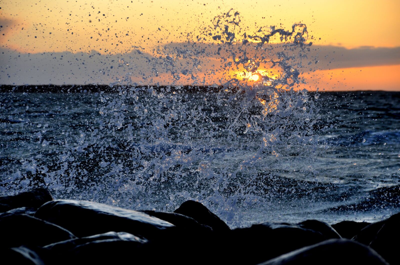 Nikon D90 sample photo. Storm, spindrift, evening sun photography