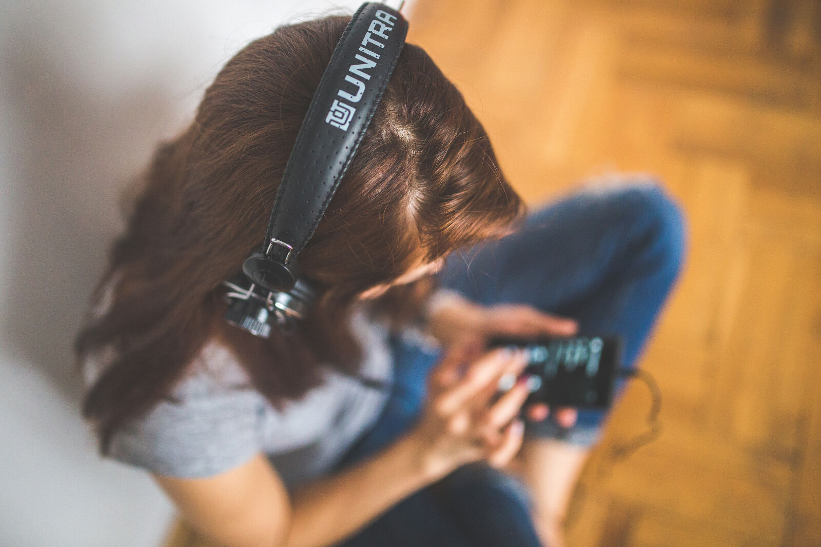 Canon EOS 6D + Sigma 35mm F1.4 DG HSM Art sample photo. Woman, with, headphones, listening photography