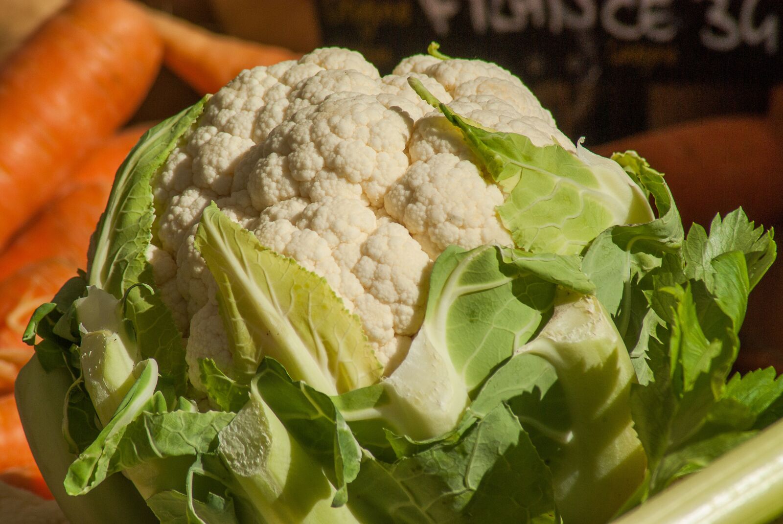 Pentax K10D sample photo. Vegetables, cauliflower, market photography