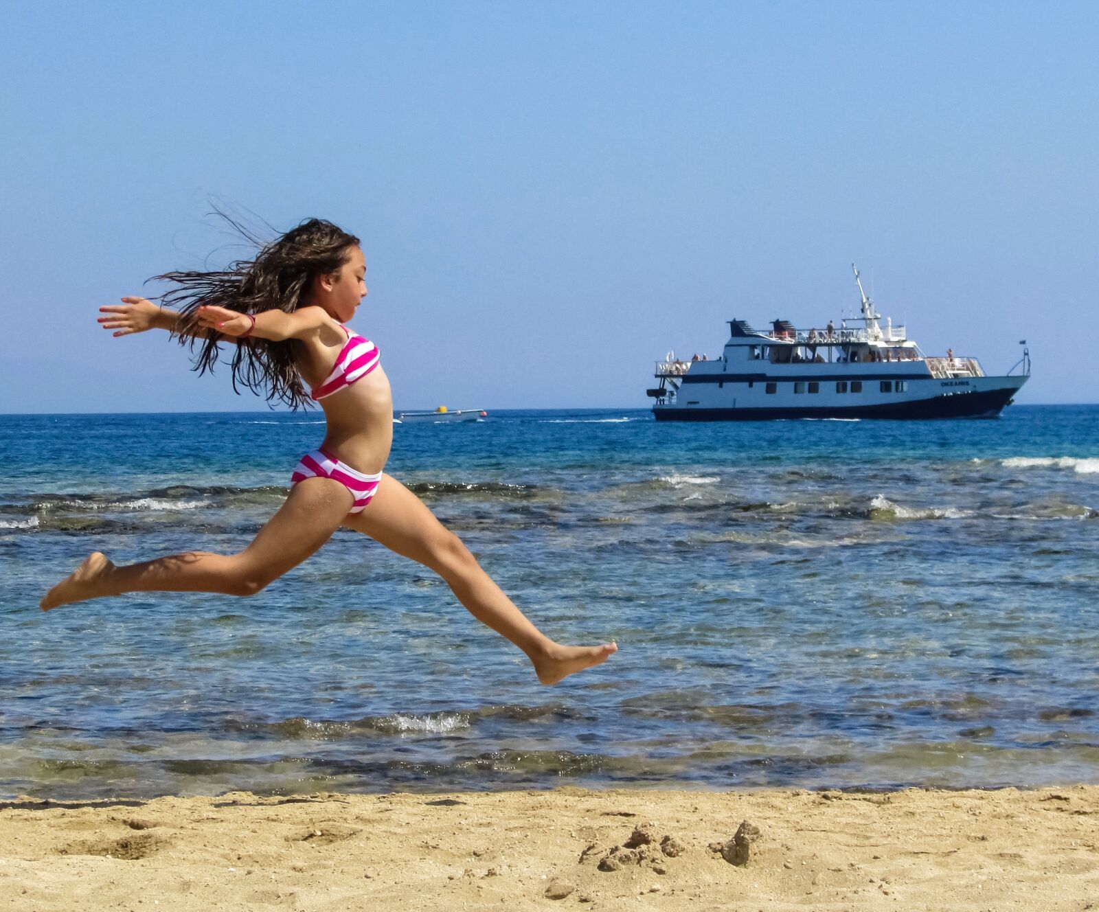 Canon PowerShot SX400 IS sample photo. Girl, sea, beach photography