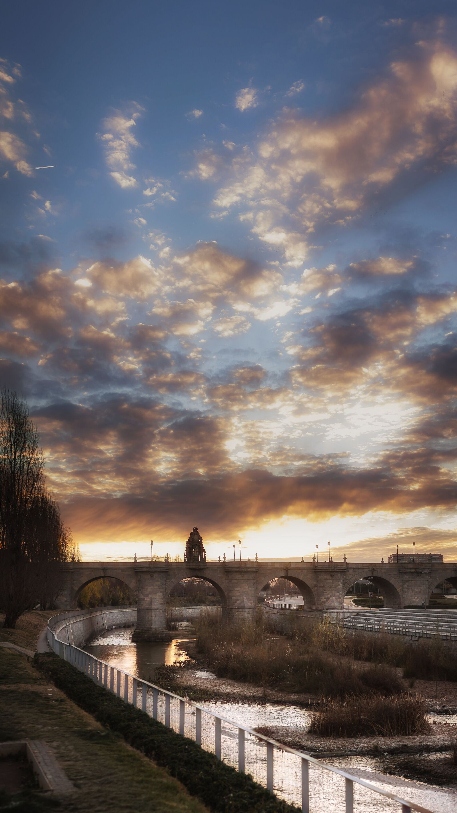 Canon EOS 600D (Rebel EOS T3i / EOS Kiss X5) sample photo. Sky, dawn, madrid rio photography