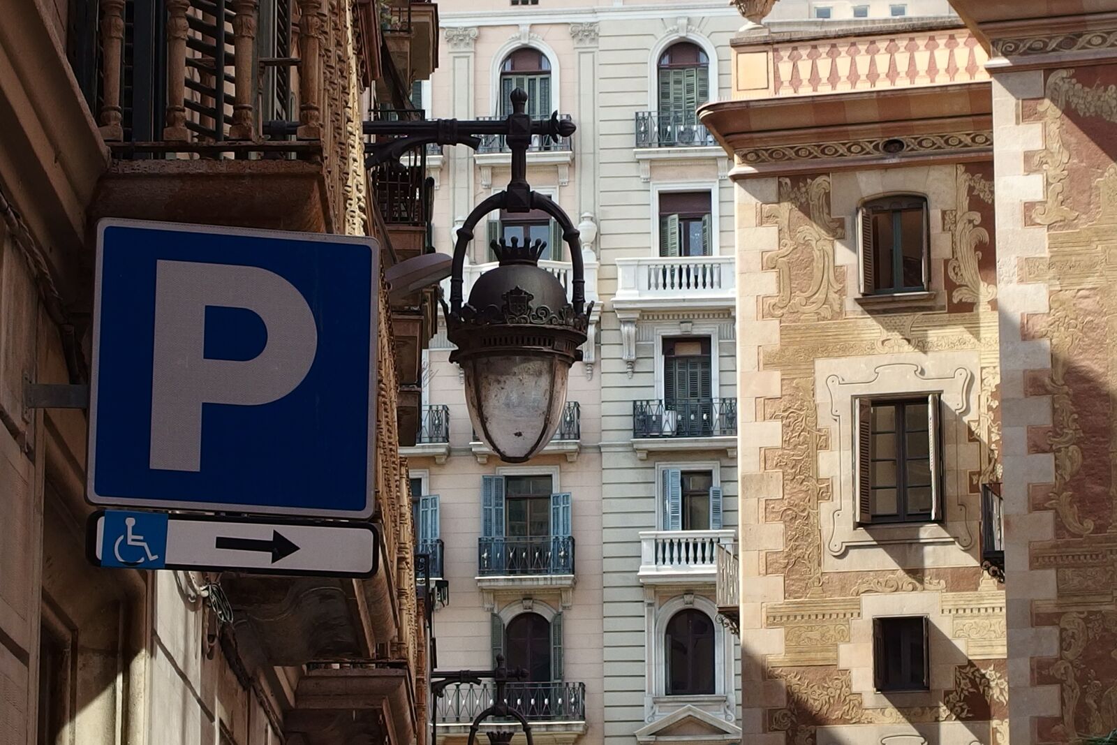 Olympus XZ-2 iHS sample photo. Street sign, lamp, barcelona photography