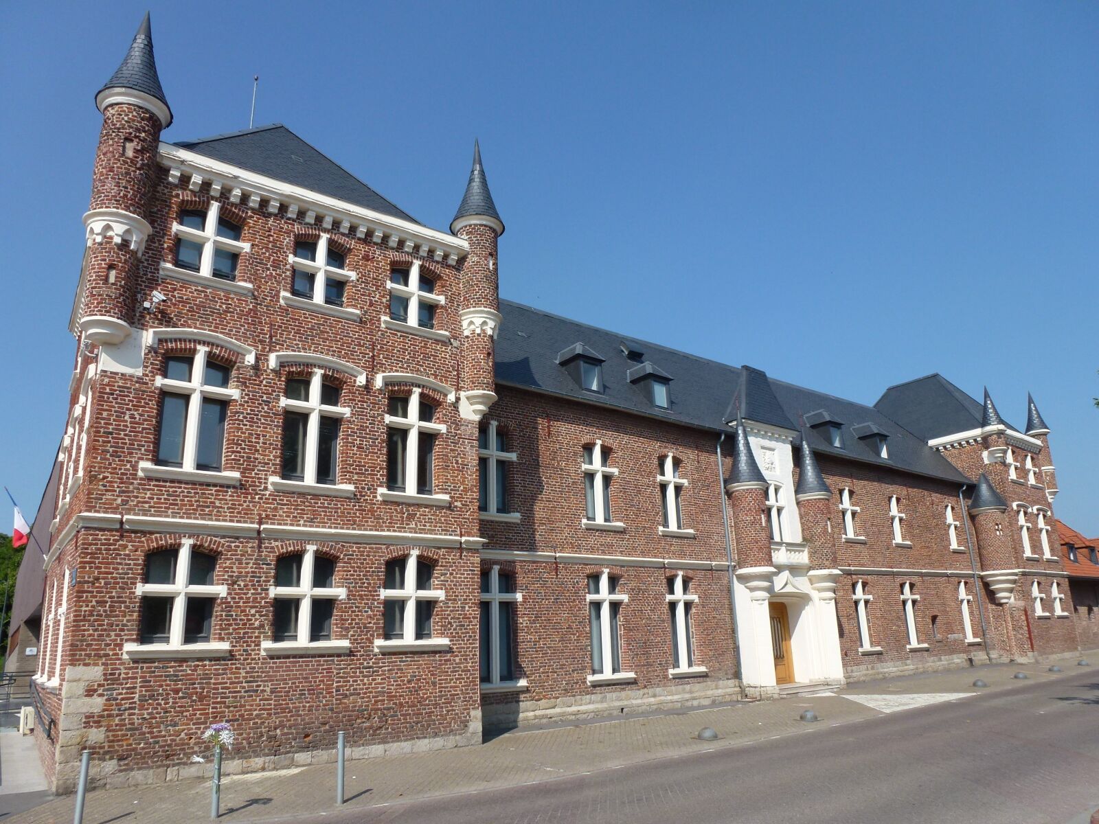 Panasonic Lumix DMC-ZS10 (Lumix DMC-TZ20 / Lumix DMC-TZ22) sample photo. Auby, town hall, france photography