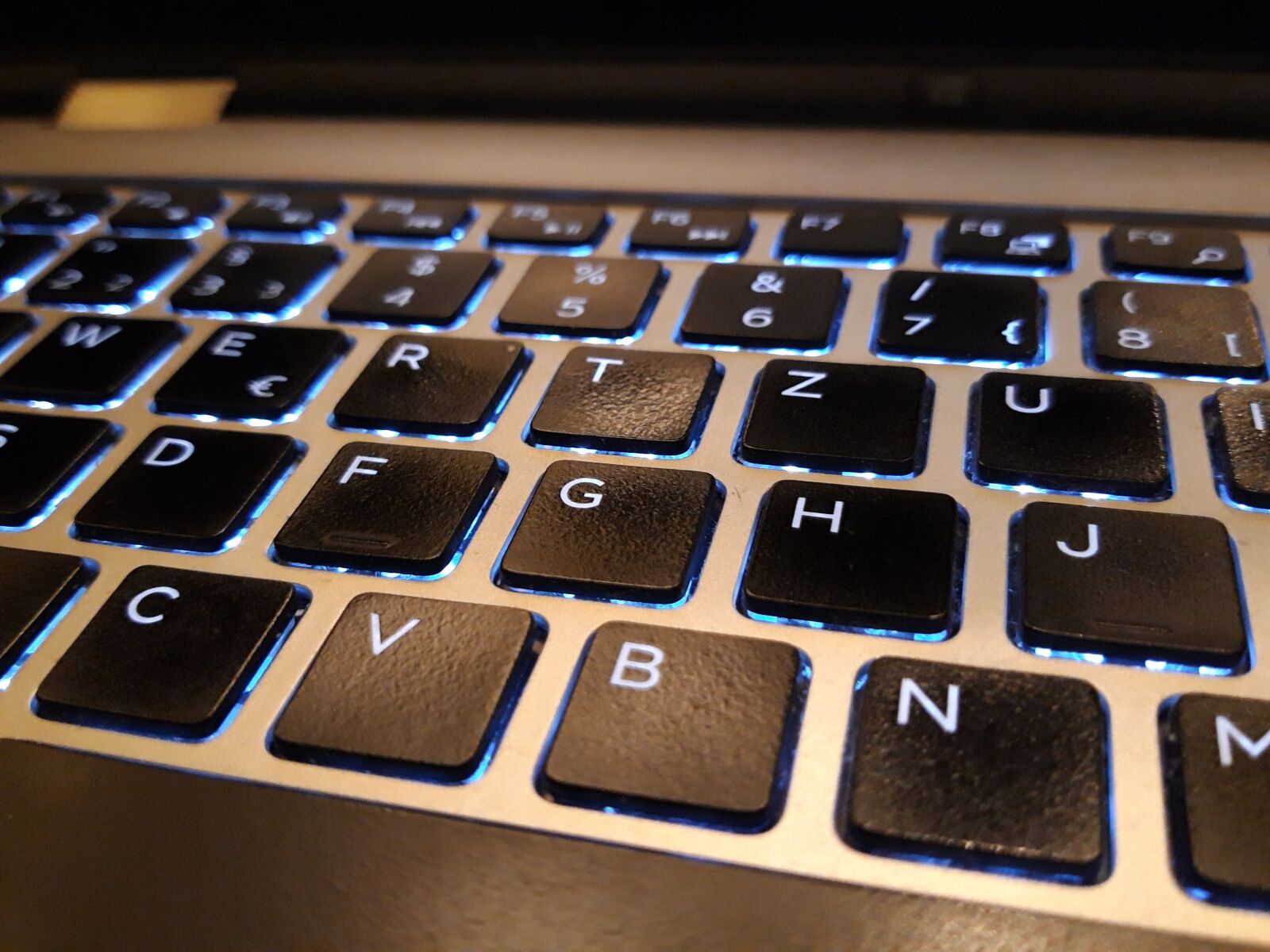 Samsung Galaxy A6 sample photo. Computer, keyboard, office photography