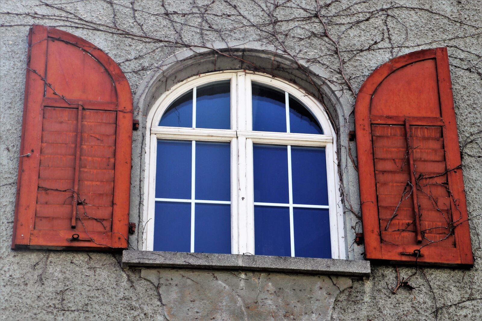 Canon EOS 80D sample photo. Shutters, window sill, window photography
