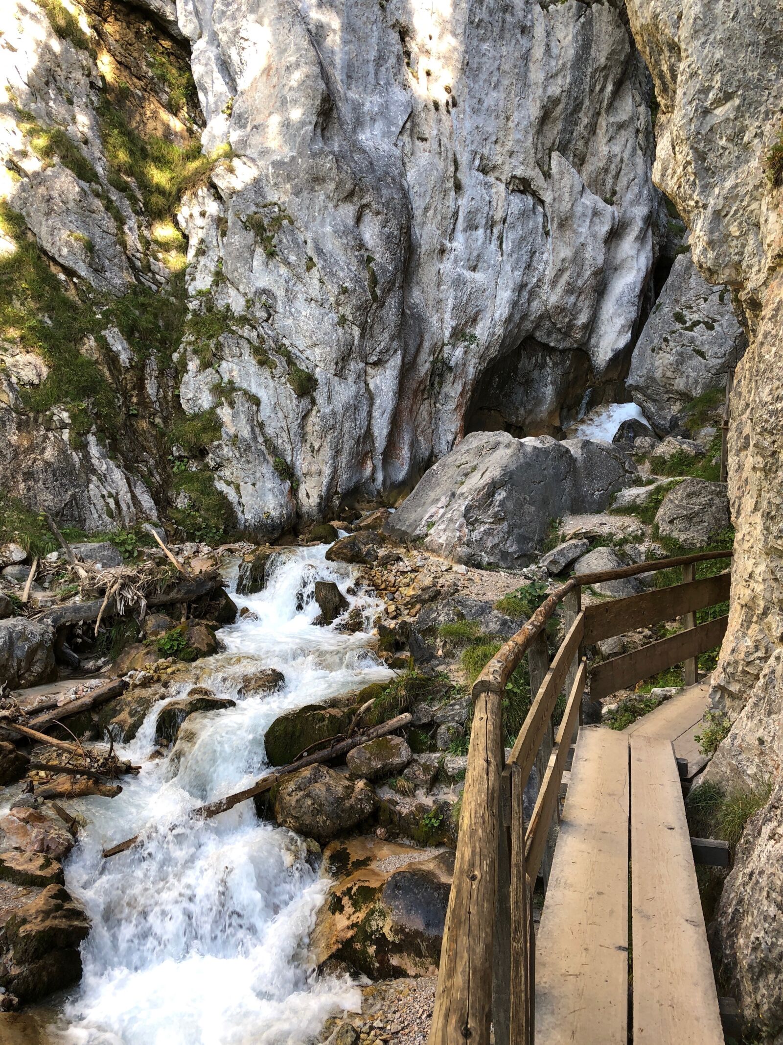 iPhone X back dual camera 4mm f/1.8 sample photo. Clammy, water, canyon photography
