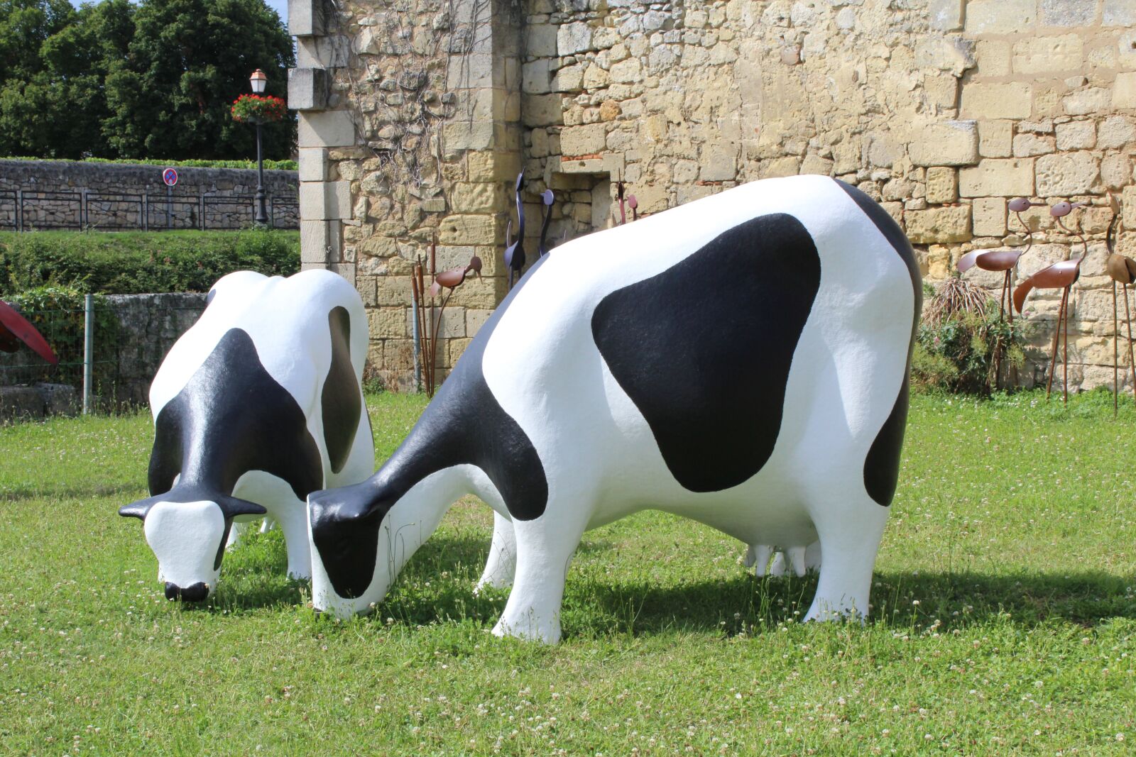 Canon EOS 600D (Rebel EOS T3i / EOS Kiss X5) sample photo. Cows, sculpture, art photography