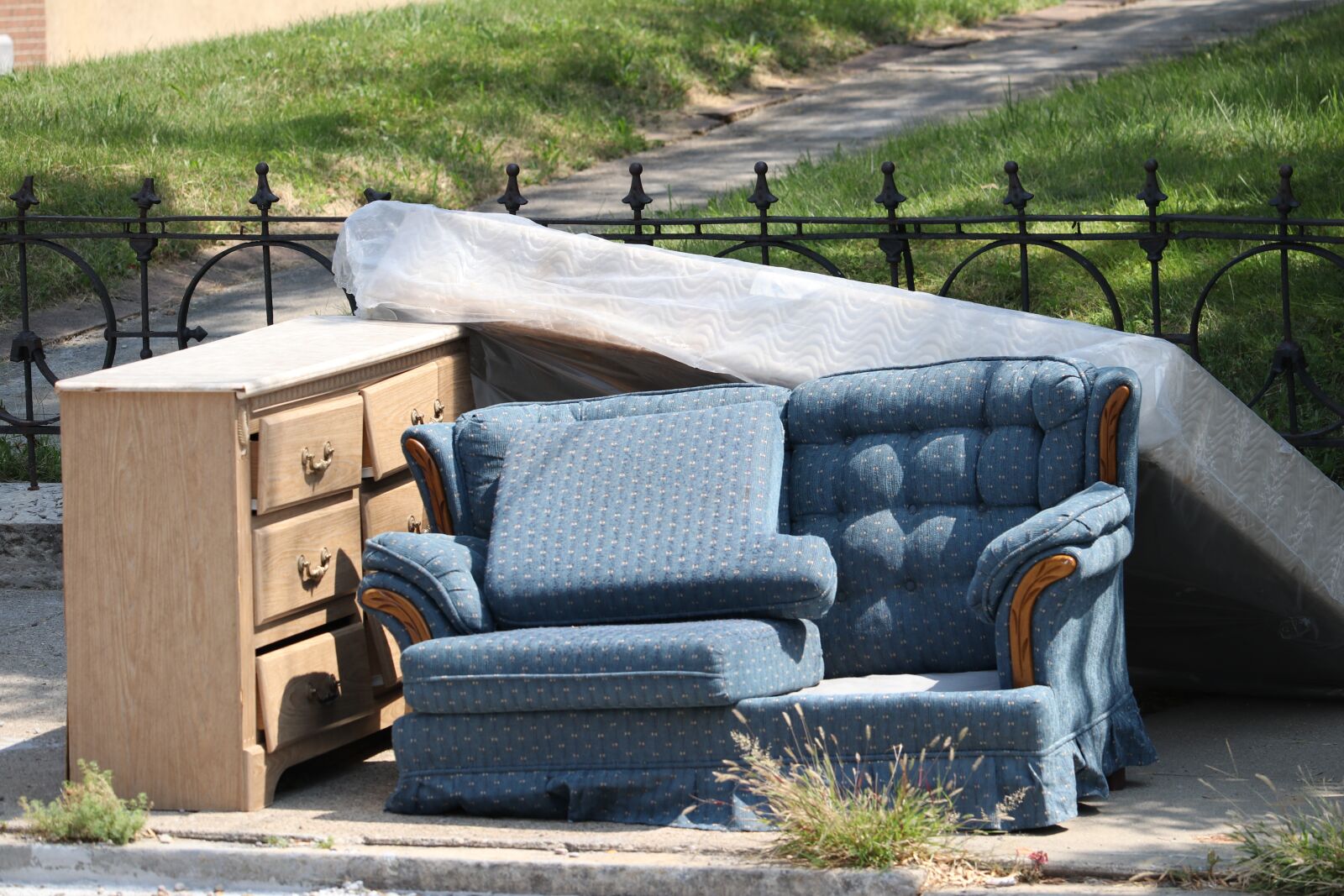 Canon EF-S 55-250mm F4-5.6 IS STM sample photo. Trash, curb, appliances photography