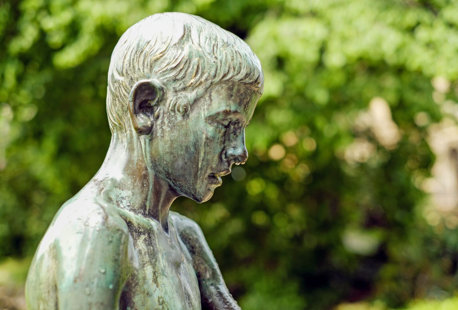 Fujifilm X-T10 + Fujifilm XF 35mm F1.4 R sample photo. Sculpture, bronze, child photography
