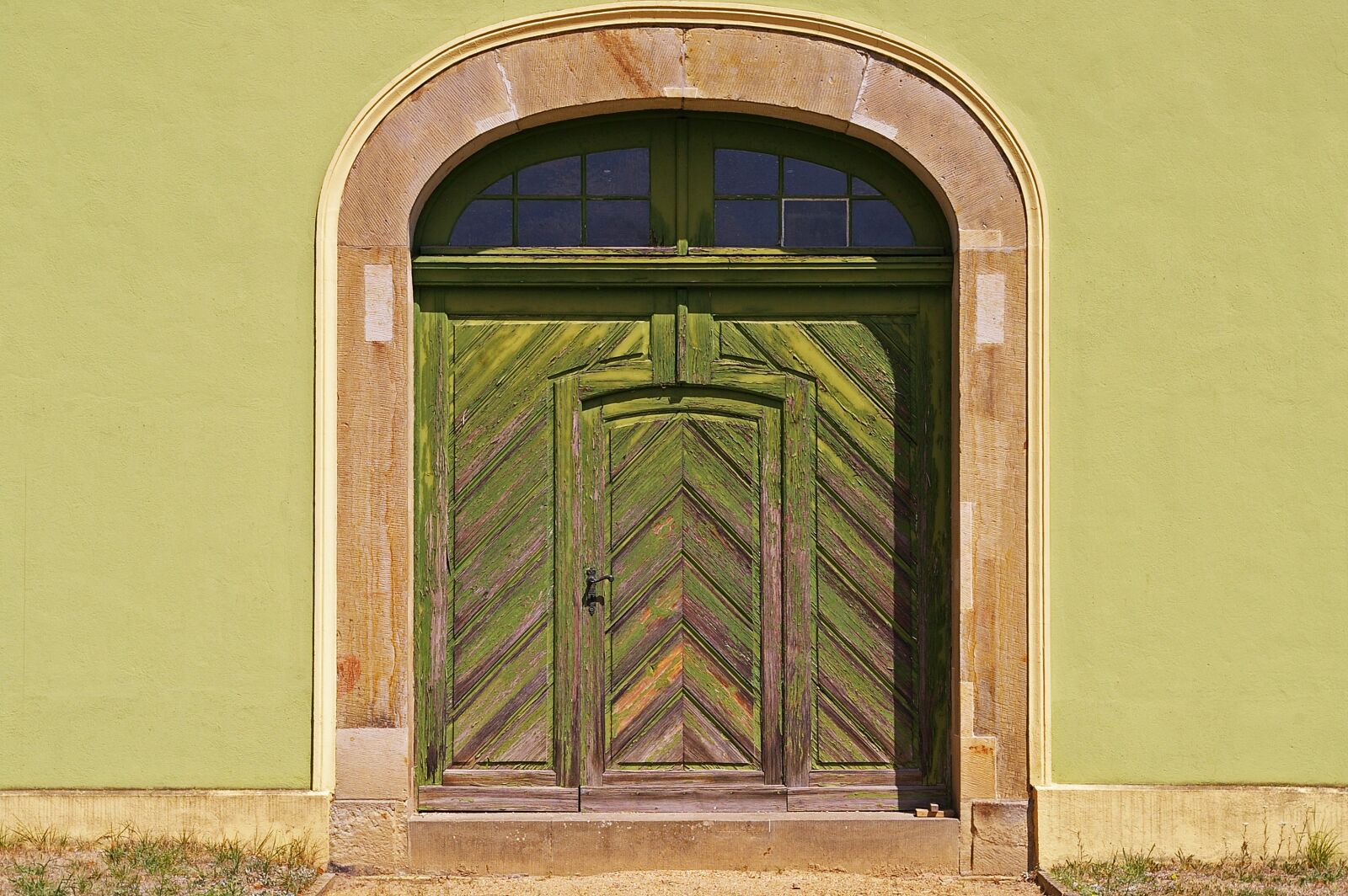 Pentax *ist DL2 sample photo. Entrance door, door, green photography