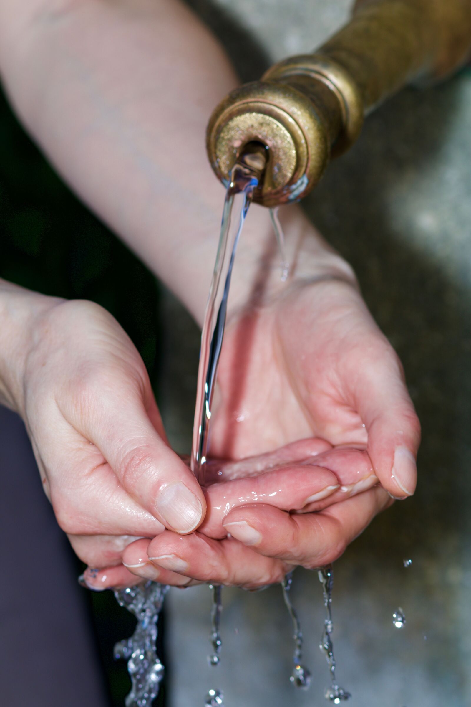 Canon EOS 70D + Canon EF 85mm F1.8 USM sample photo. Hands, water, fountain photography