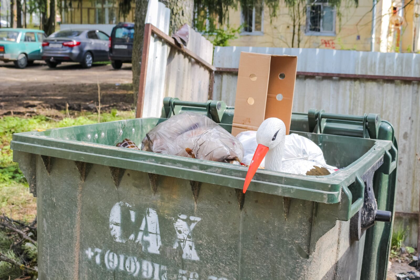 Canon EOS 100D (EOS Rebel SL1 / EOS Kiss X7) sample photo. Garbage, tank, trash photography