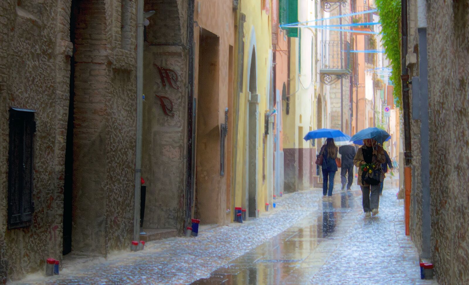 Canon EOS 600D (Rebel EOS T3i / EOS Kiss X5) sample photo. Rain, umbrellas, blue photography