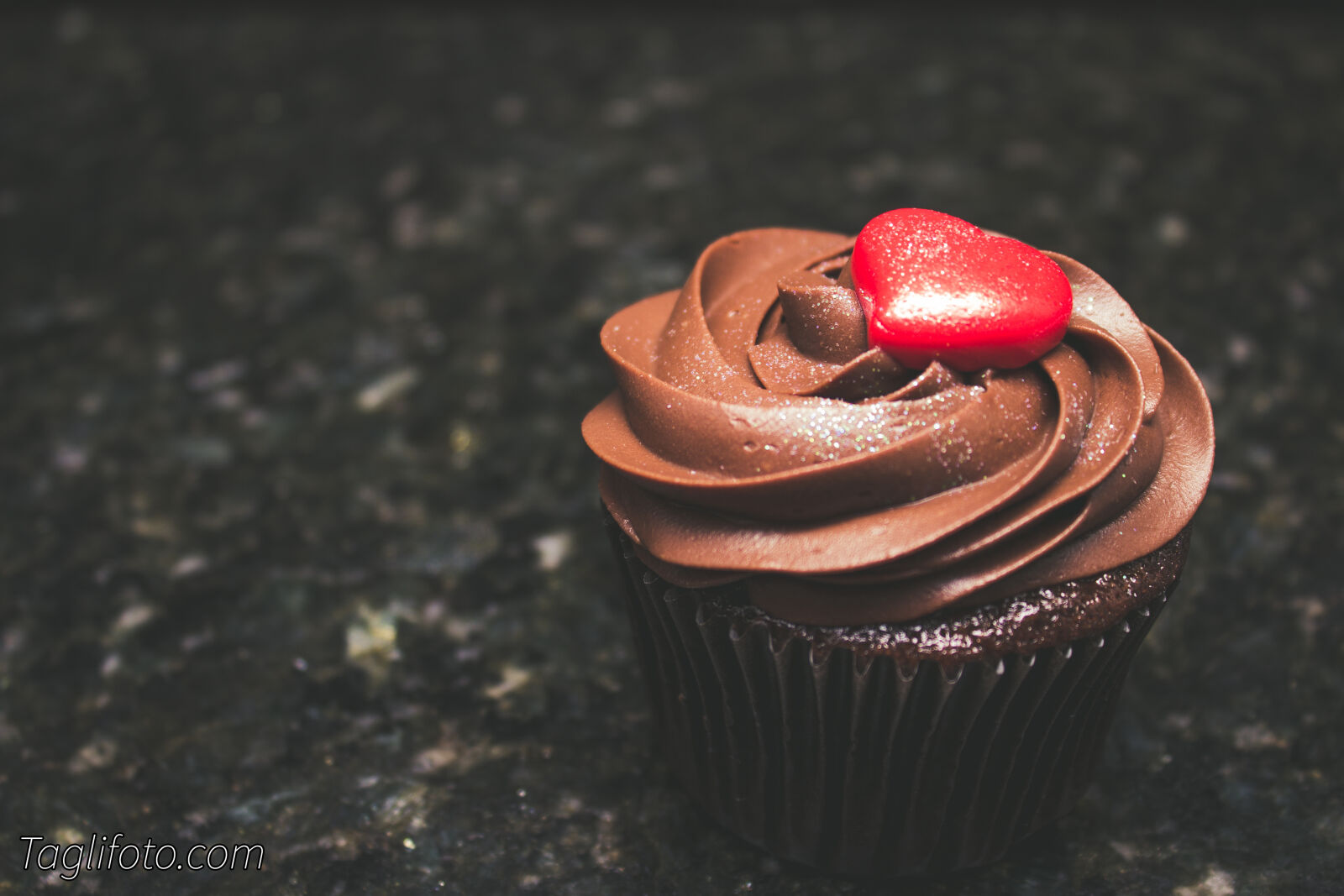 Canon EOS 1200D (EOS Rebel T5 / EOS Kiss X70 / EOS Hi) sample photo. Bolinho, bolo, chocolate, coracao photography