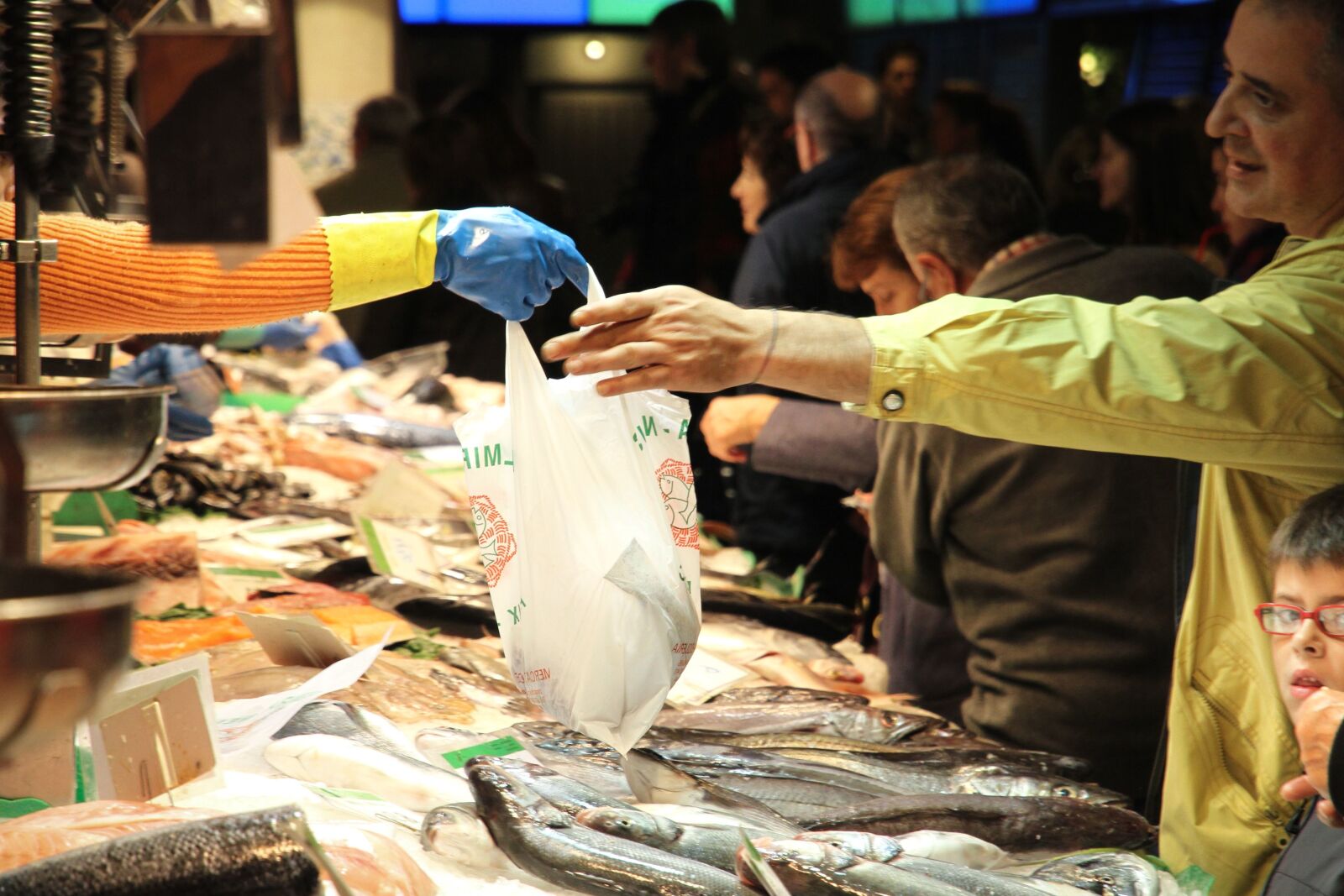 Canon EOS 7D sample photo. Supermarket, fish, store, fresh photography
