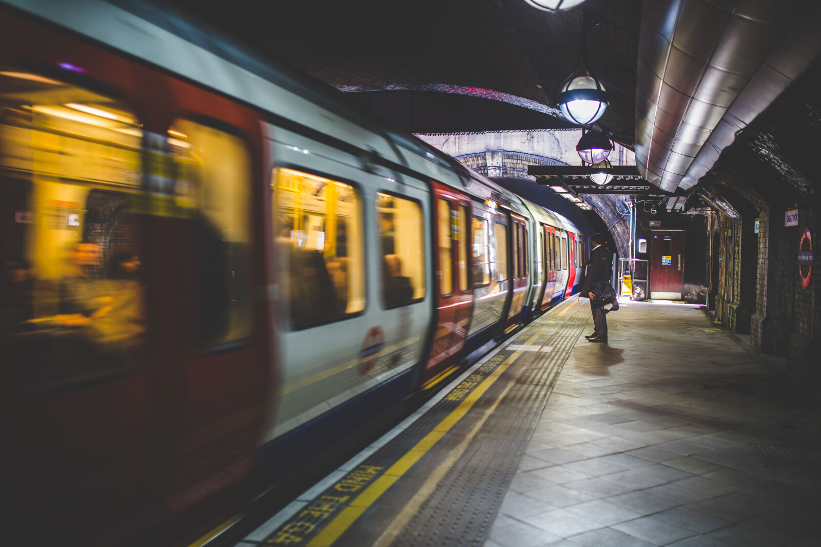 Canon EOS 6D + Sigma 35mm F1.4 DG HSM Art sample photo. Commuter, commuting, late, lost photography