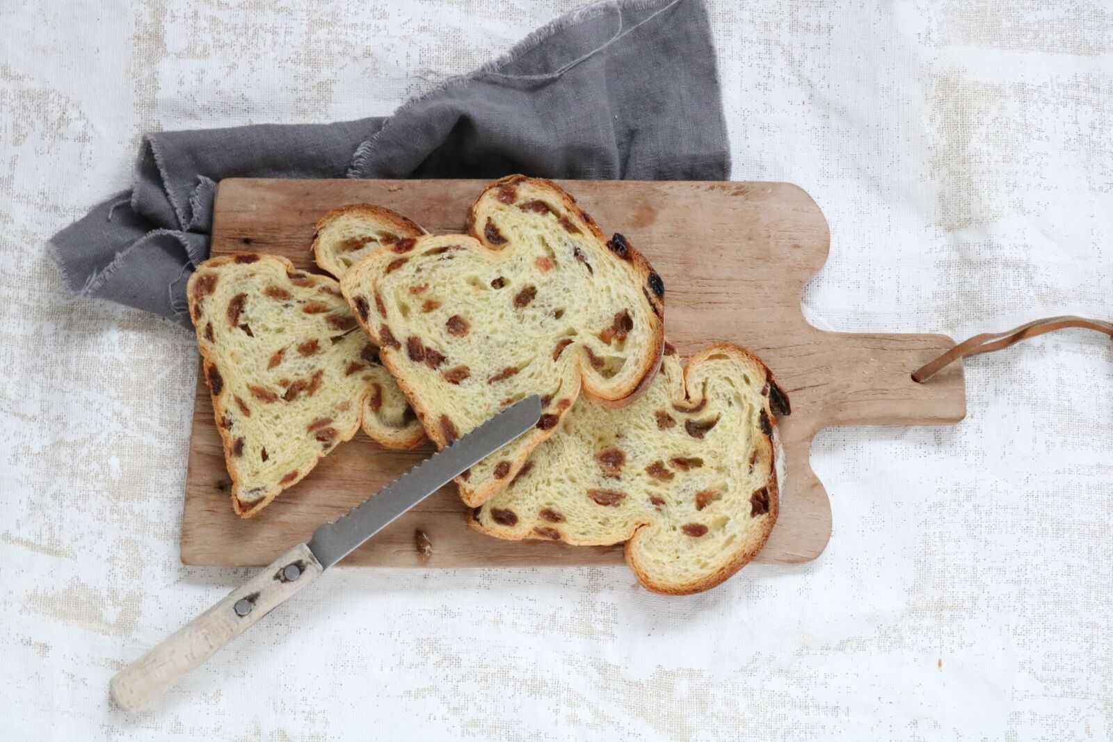 Canon EOS 750D (EOS Rebel T6i / EOS Kiss X8i) sample photo. Raisin bread, bread, craft photography
