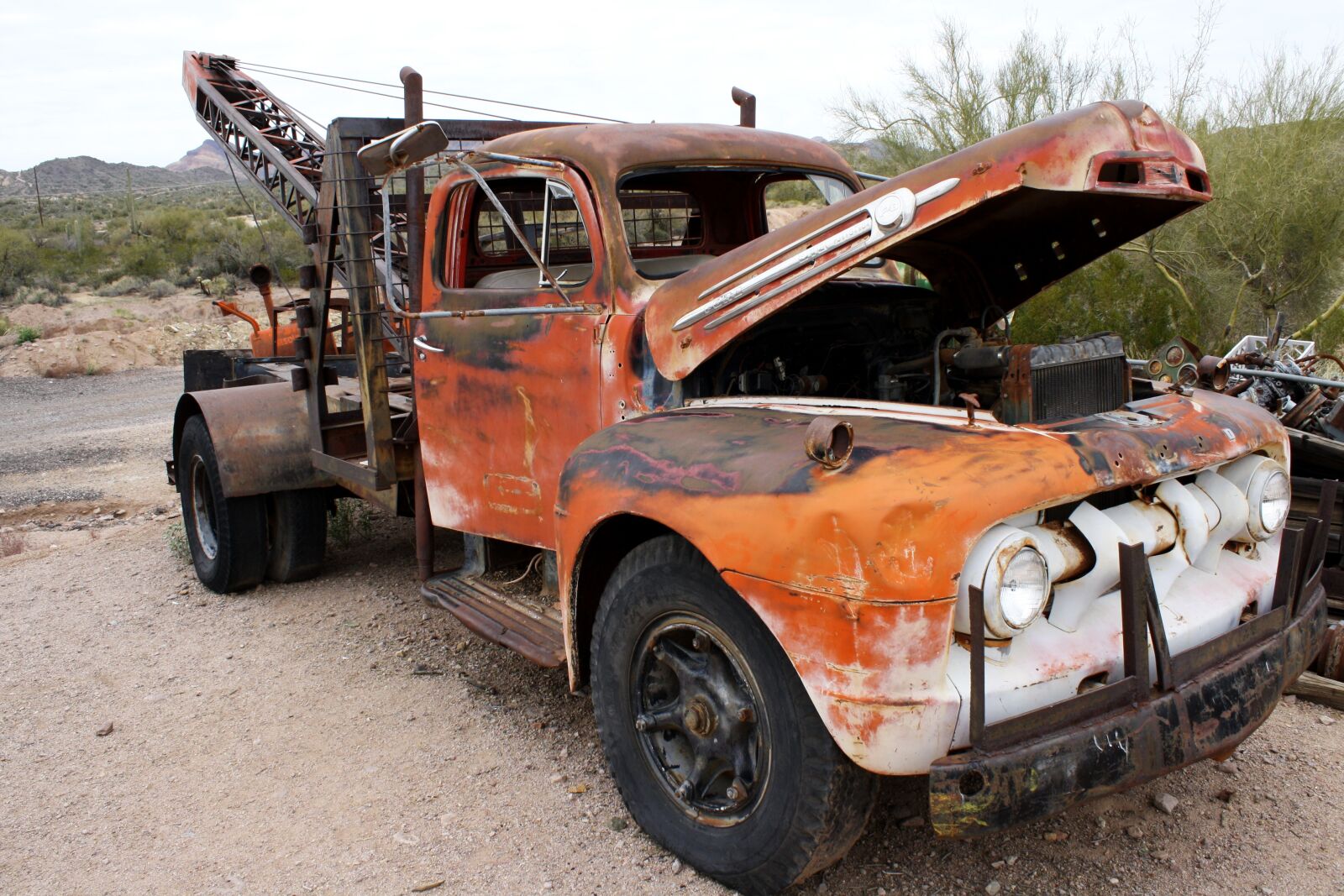 Canon EOS 1000D (EOS Digital Rebel XS / EOS Kiss F) sample photo. Truck, rust, windshield photography