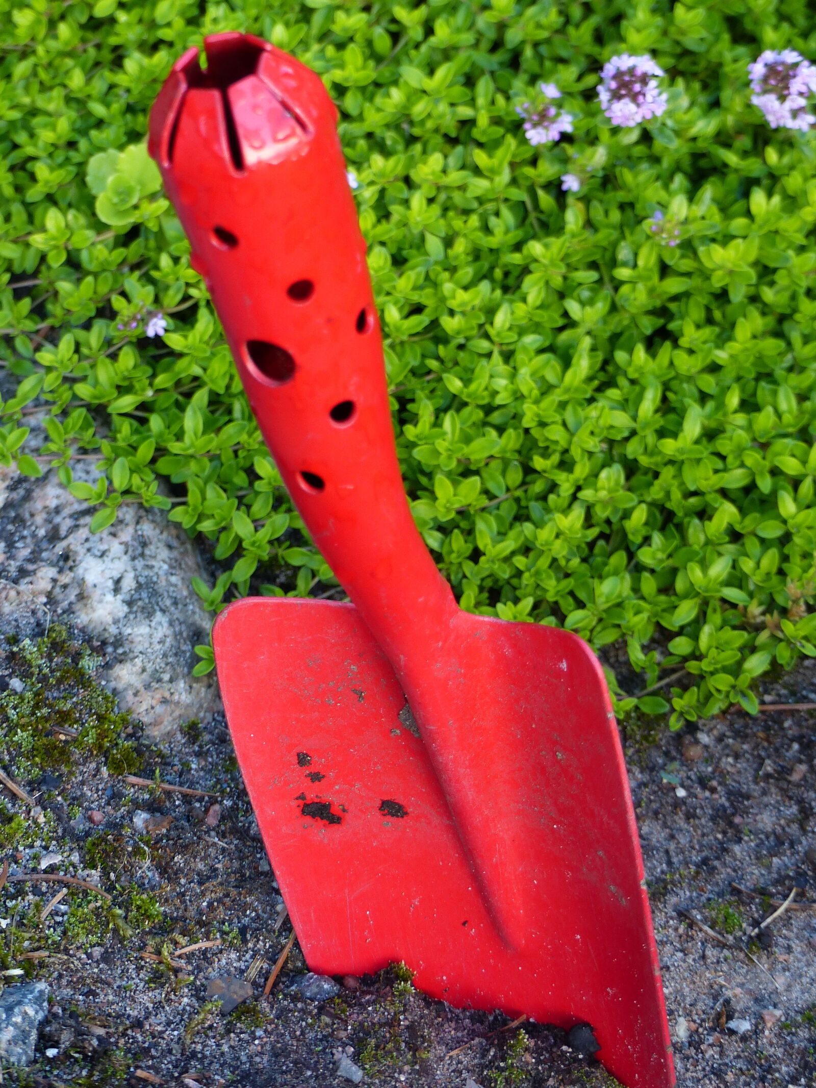 Panasonic Lumix DMC-FZ200 sample photo. Garden spade, red, earth photography