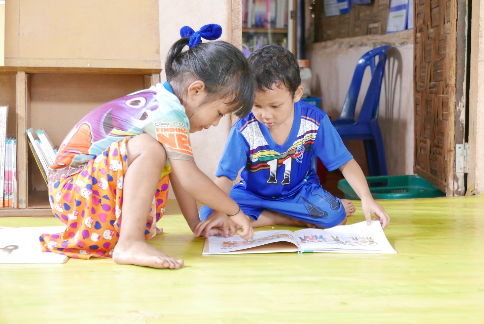 Panasonic Lumix DMC-LX100 sample photo. Children, read, book photography