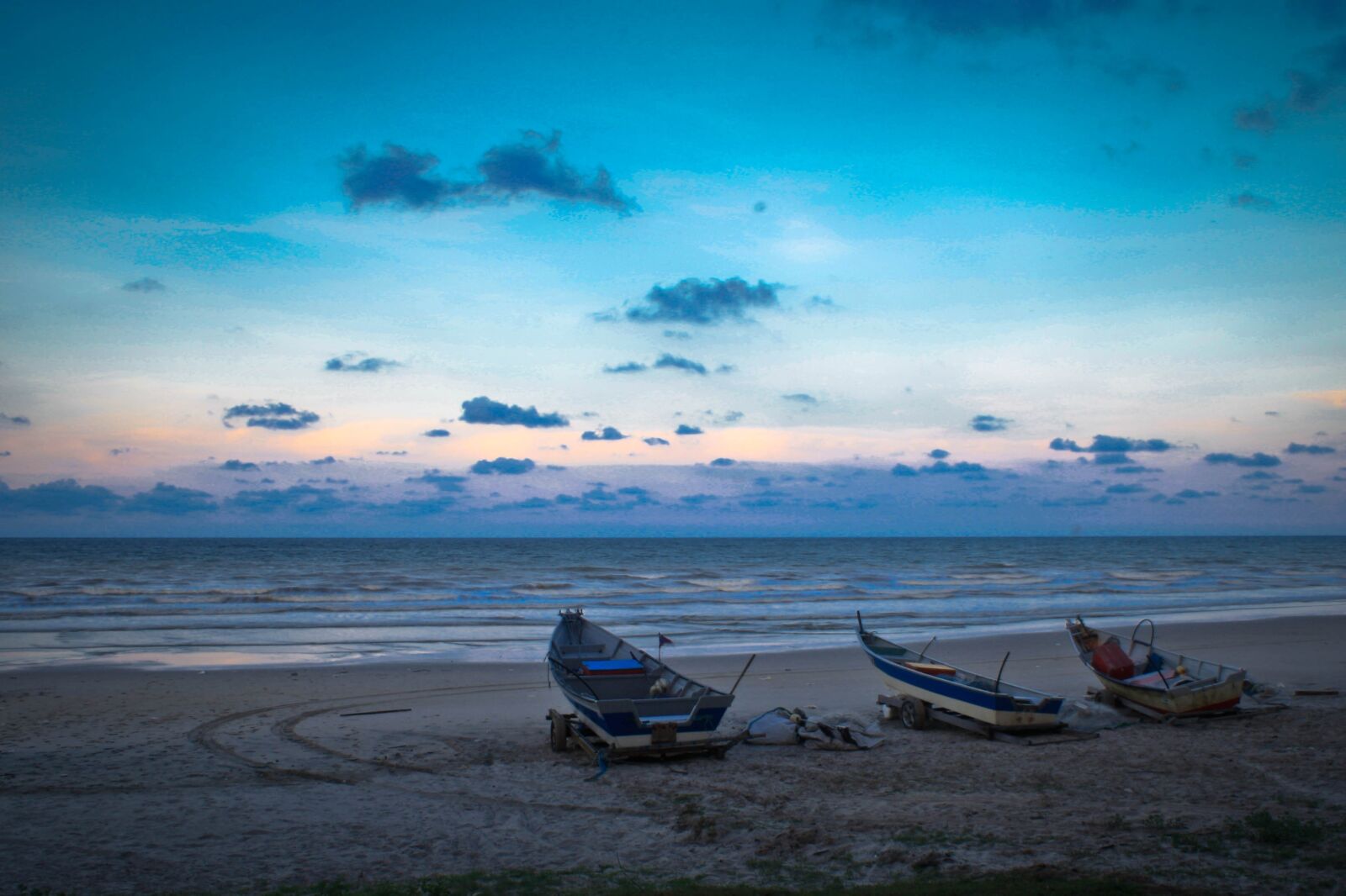 Canon EOS 1000D (EOS Digital Rebel XS / EOS Kiss F) sample photo. Boat, sea, beach photography
