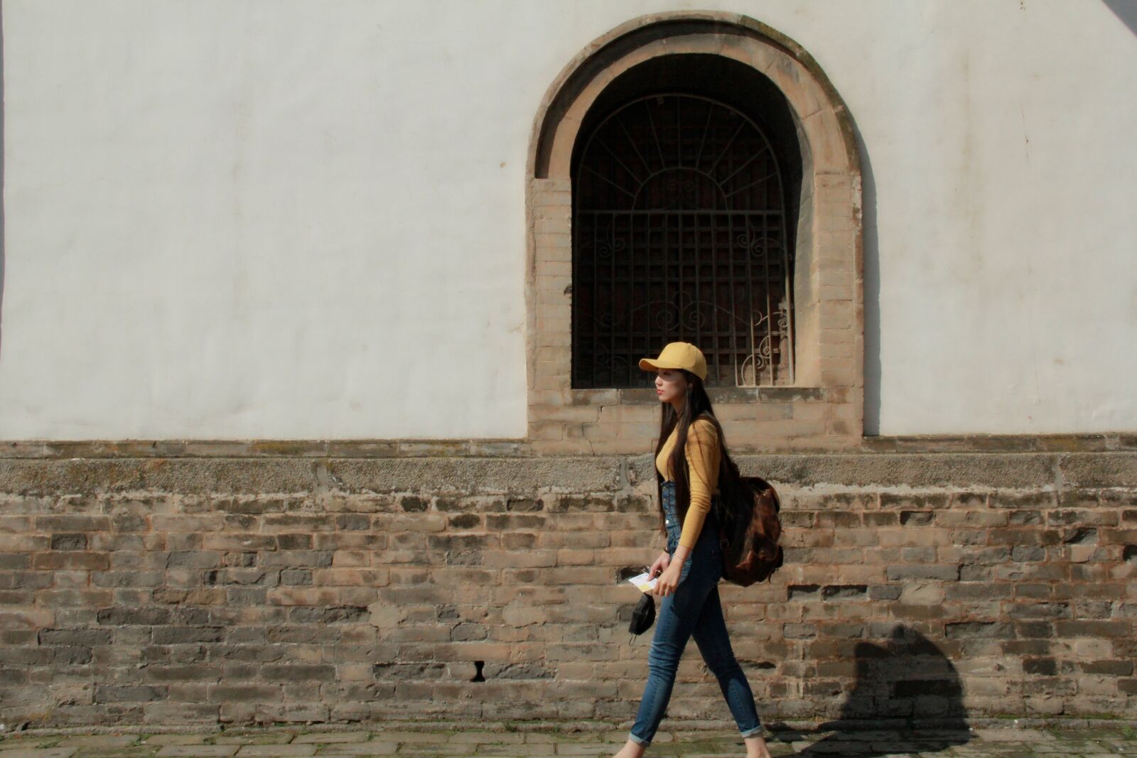 Canon EF-S 18-135mm F3.5-5.6 IS sample photo. Kumbum monastery, girls, wall photography
