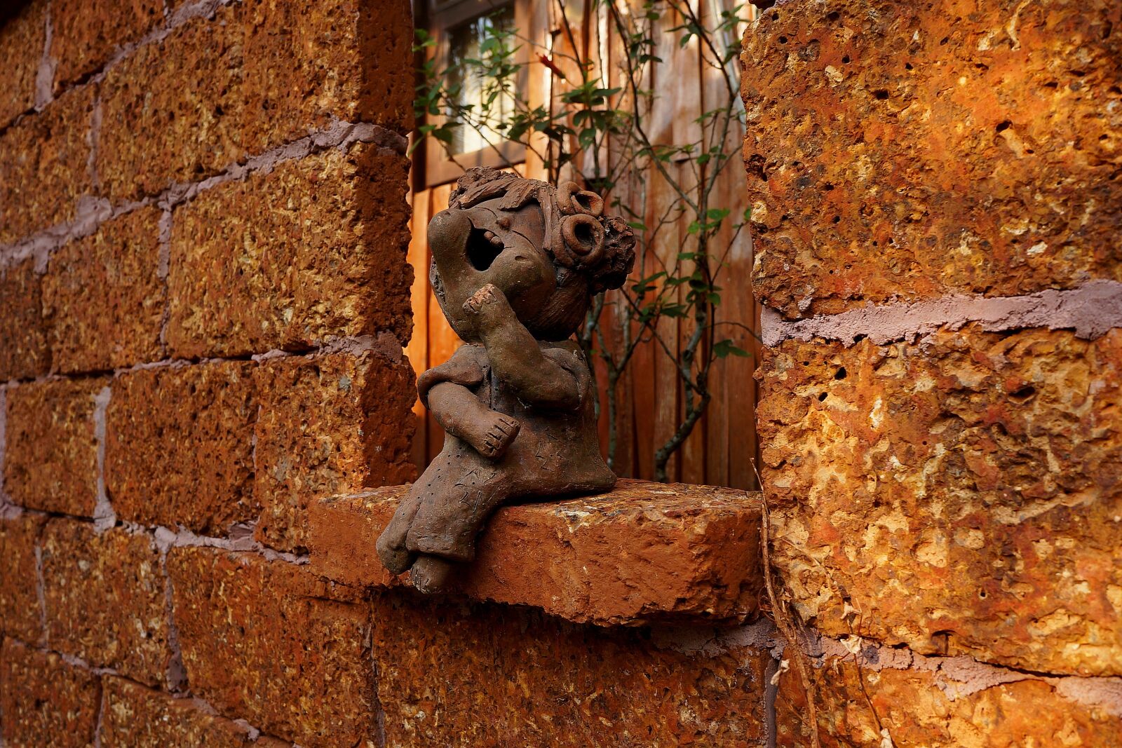 Sony Alpha NEX-5N sample photo. Wall, sculpture, brickwork photography