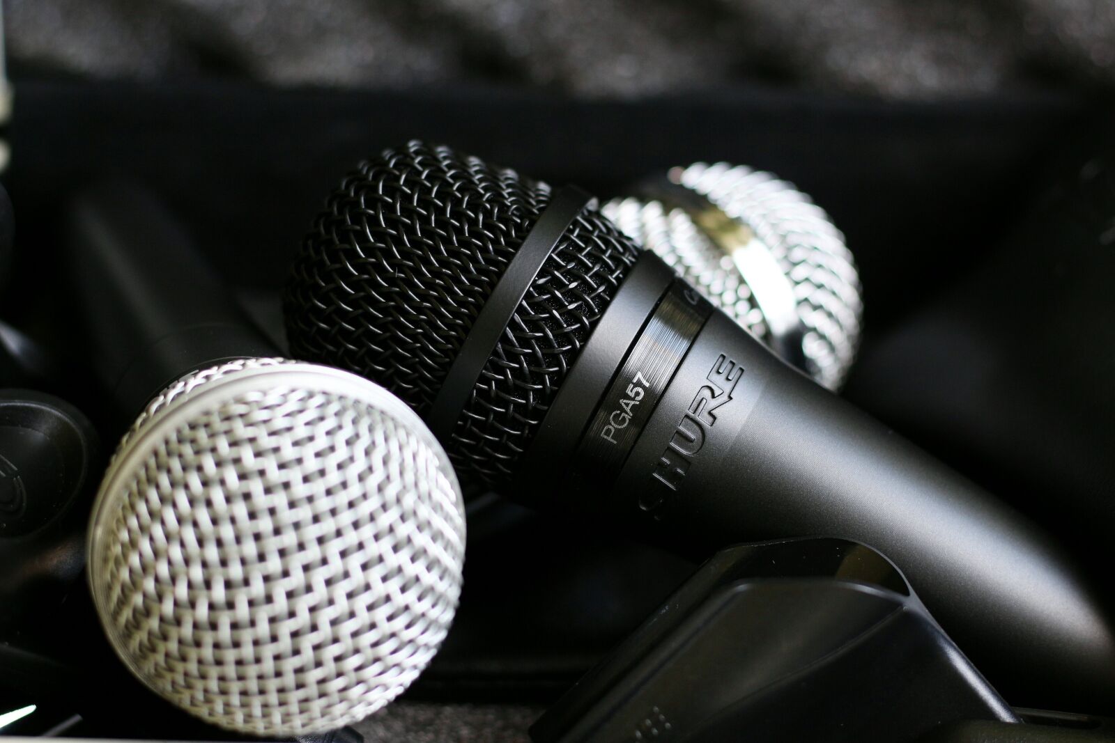 Canon EOS 700D (EOS Rebel T5i / EOS Kiss X7i) + Canon EF 50mm F1.8 STM sample photo. Microphone, music, musical instrument photography