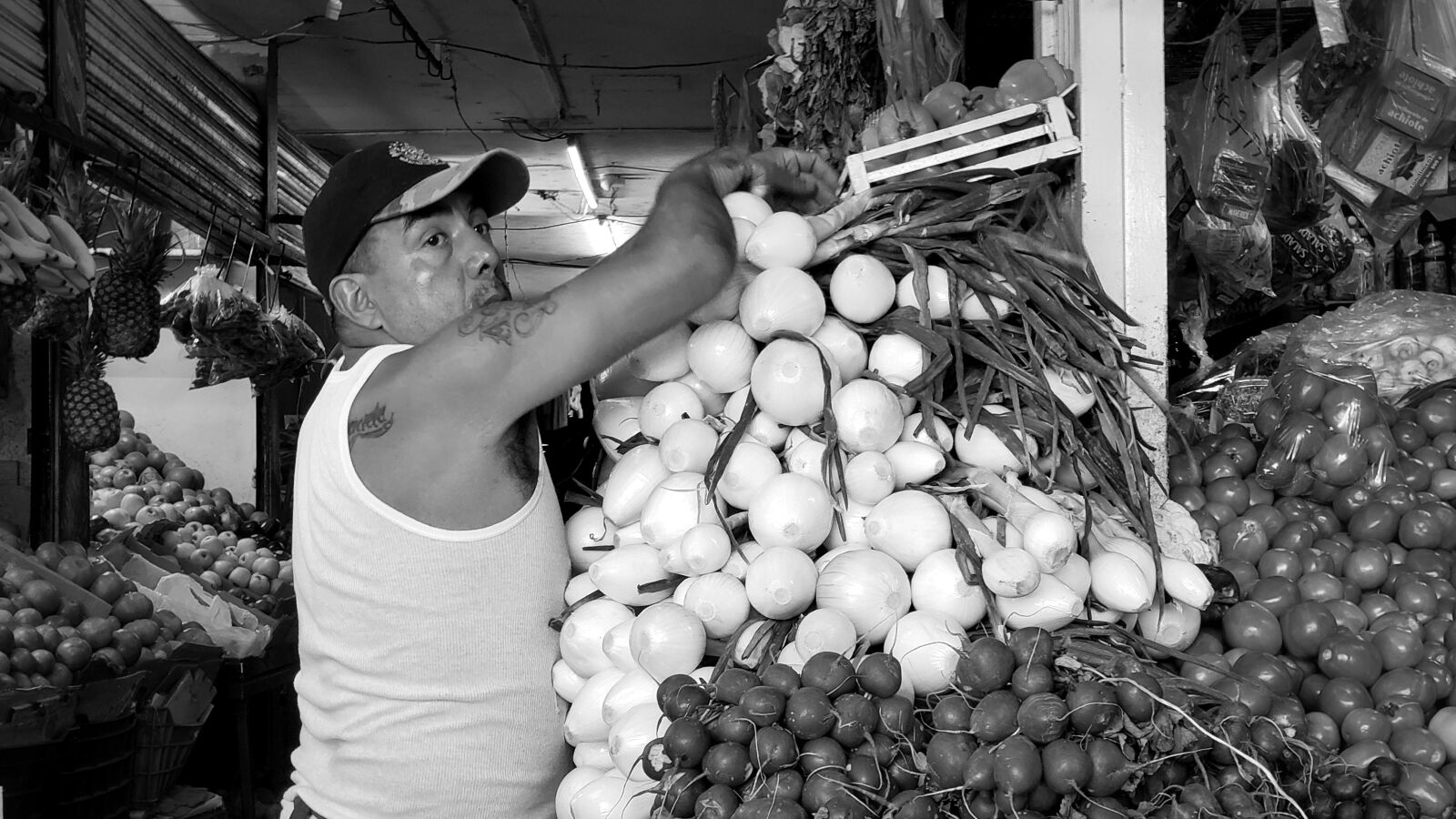 Samsung Galaxy S9+ sample photo. Market, onions, man photography