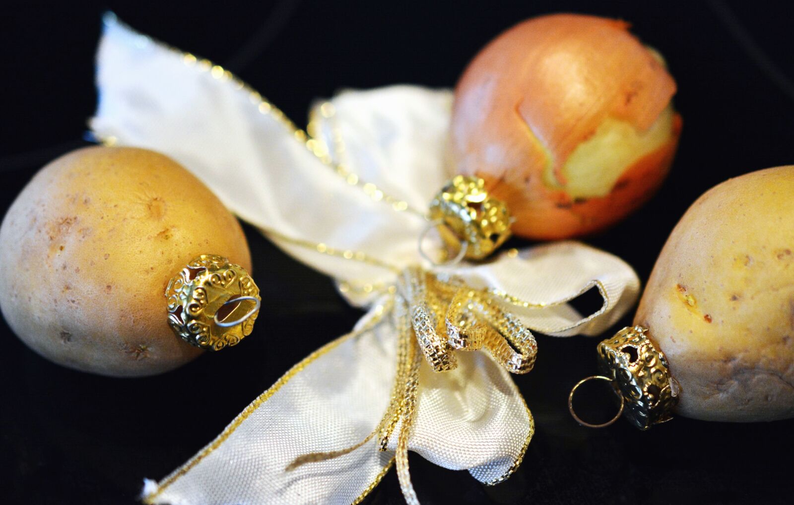 Nikon D5200 sample photo. Decoration, potato, onion, christmas photography
