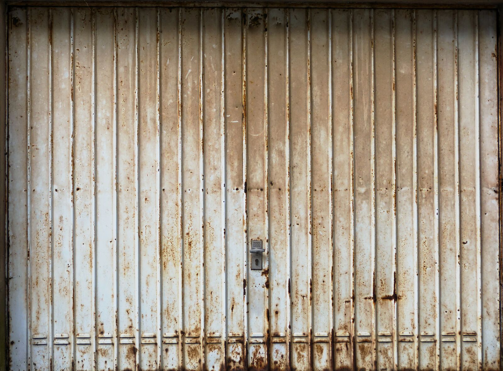 Panasonic Lumix DMC-FZ1000 sample photo. Profile sheet, weathered, garage photography