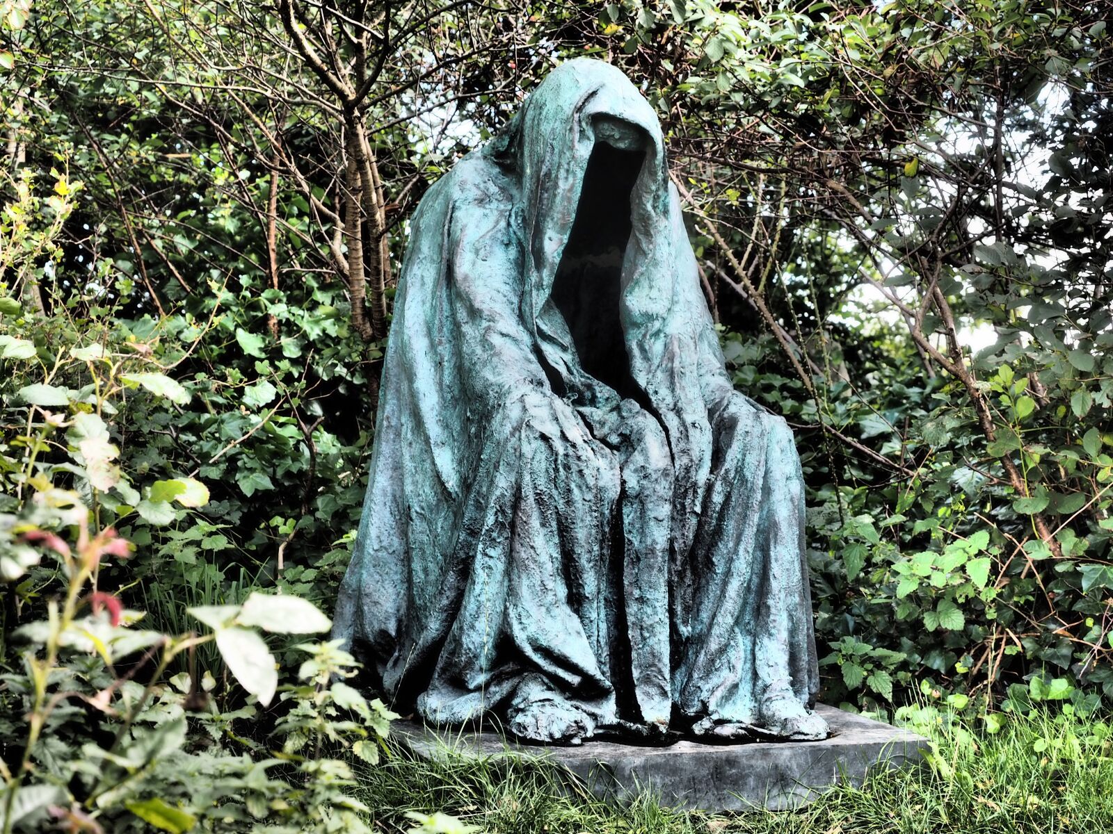 Olympus OM-D E-M1 + Olympus M.Zuiko Digital ED 12-40mm F2.8 Pro sample photo. Pietà, sculpture, gloomy photography