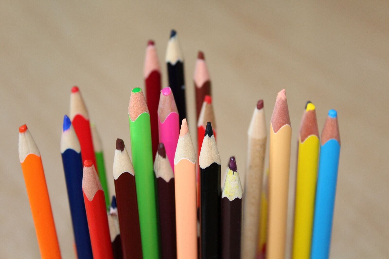 Как сделать красивый карандаш. Карандаши цветные. Много цветных карандашей. Куча карандашей. Красивые карандаши.