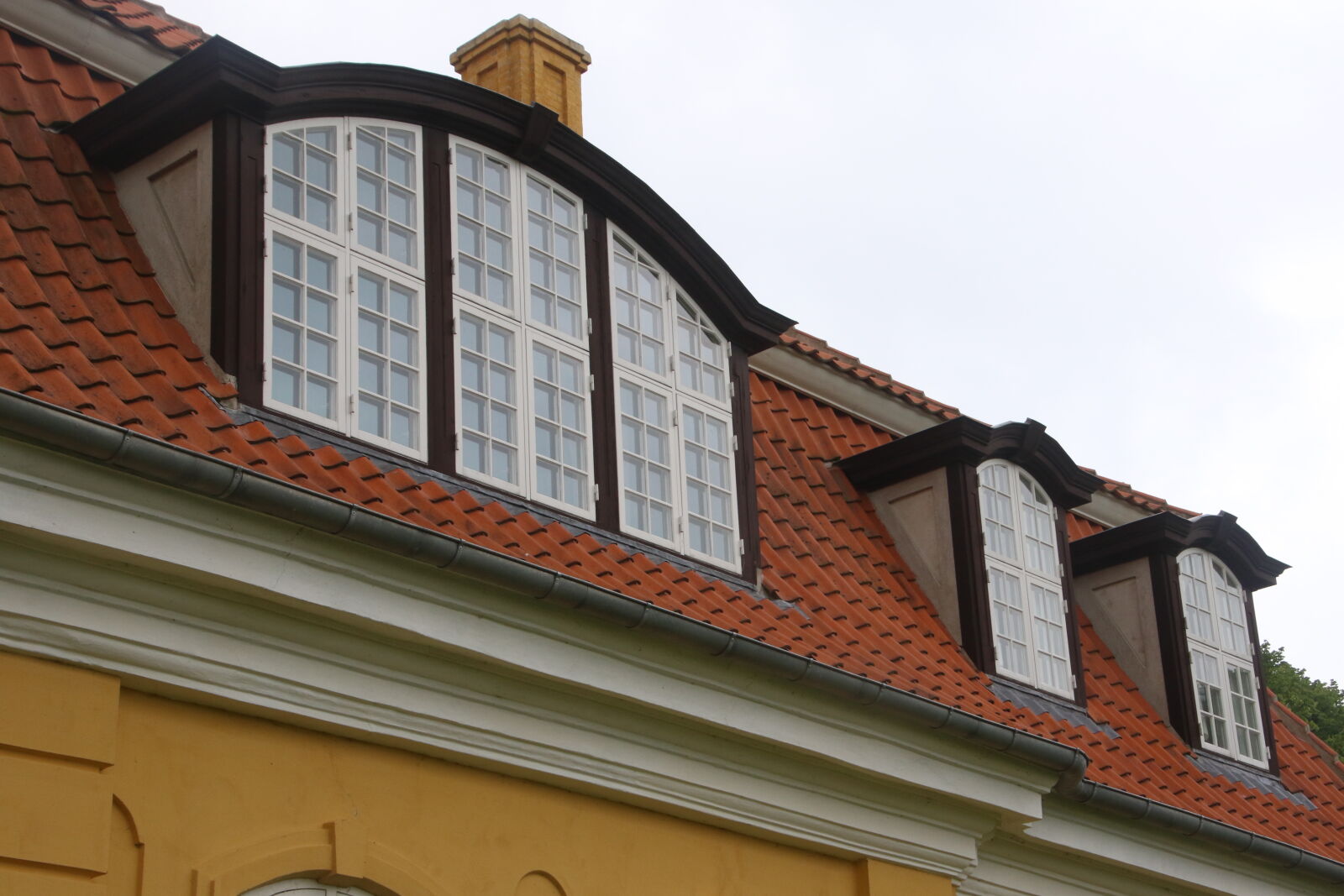 Canon EOS 7D Mark II sample photo. Arched, window, chimney, home photography