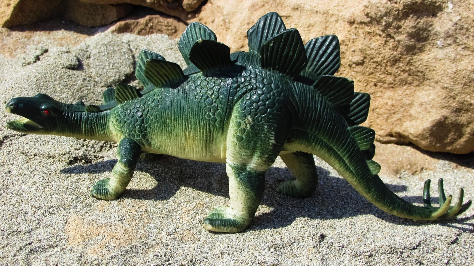 Canon PowerShot SX400 IS sample photo. Stegosaurus, dinosaur, lizard photography