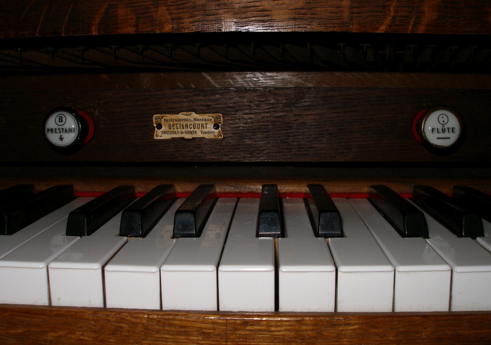 Olympus SP350 sample photo. Keyboard, organ, harmonium photography