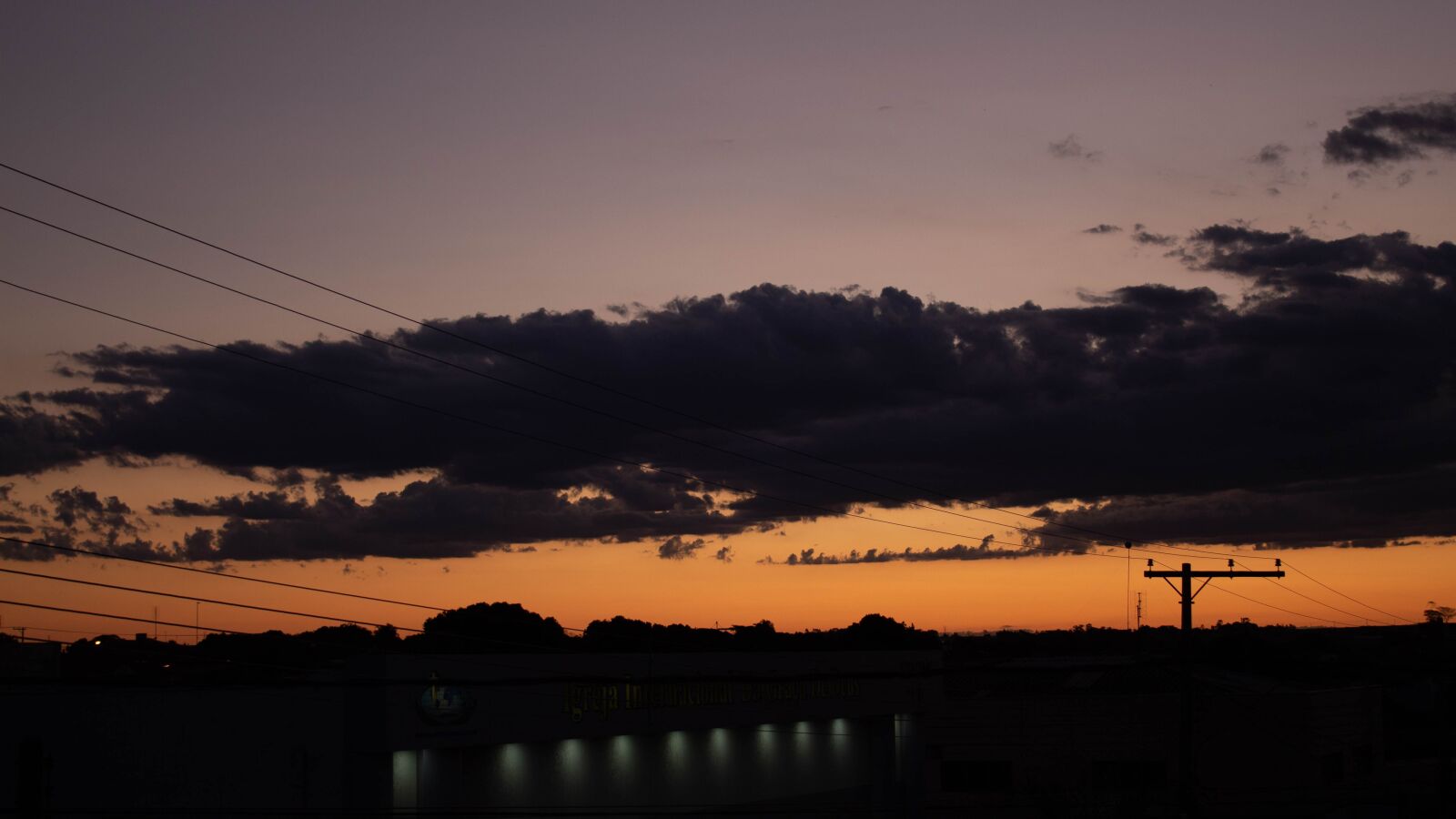 Canon EOS 1300D (EOS Rebel T6 / EOS Kiss X80) sample photo. Sunset, city, clouds photography