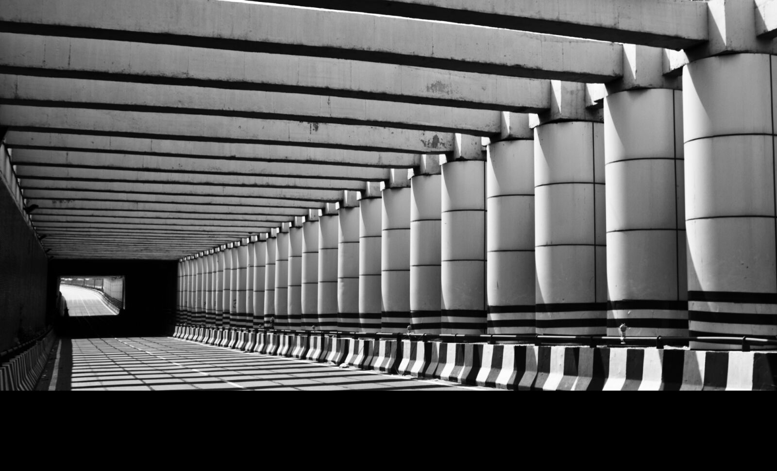 Canon EOS 600D (Rebel EOS T3i / EOS Kiss X5) sample photo. Subway, india, black and photography