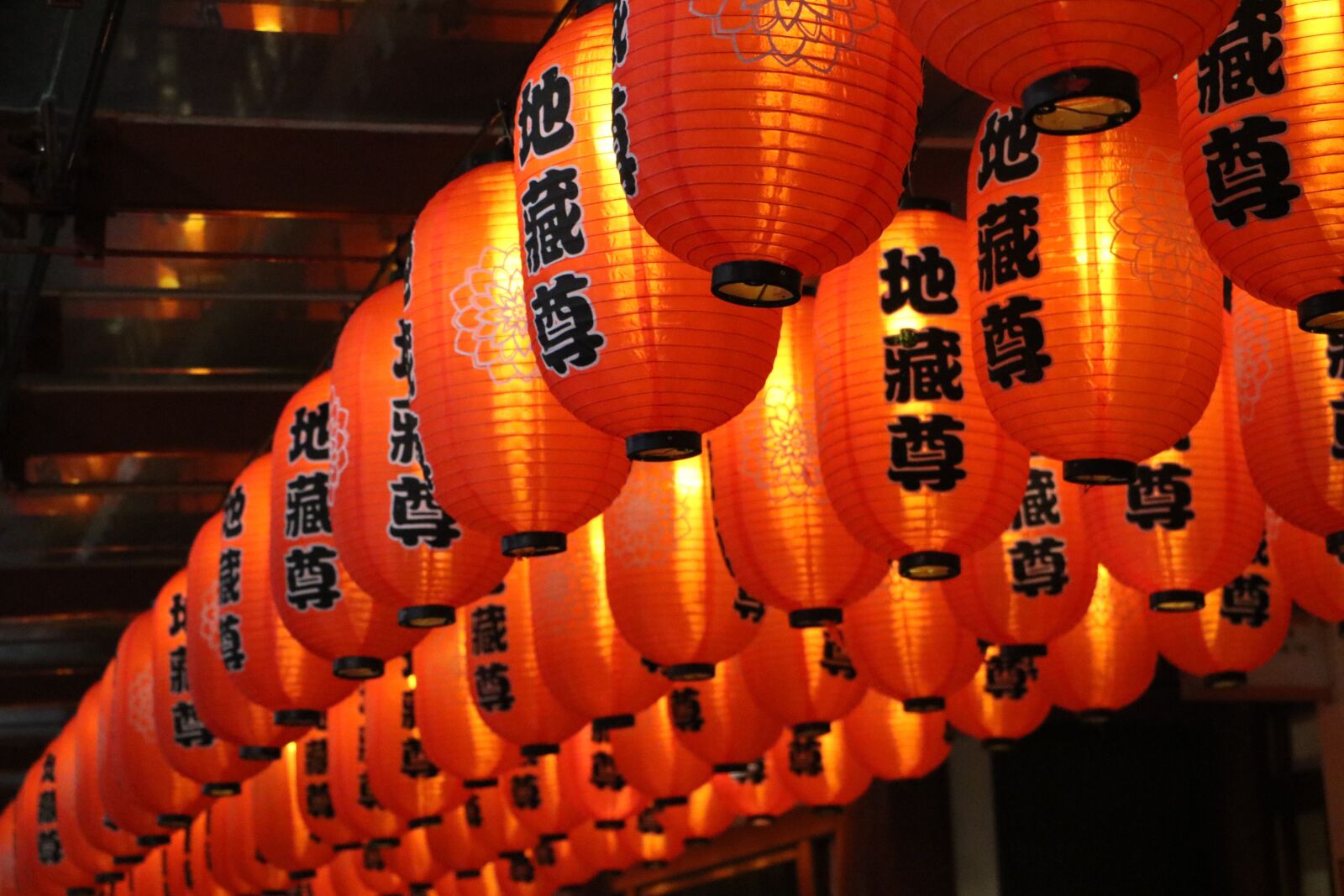 Canon EOS 750D (EOS Rebel T6i / EOS Kiss X8i) sample photo. Lantern, red, yellow photography